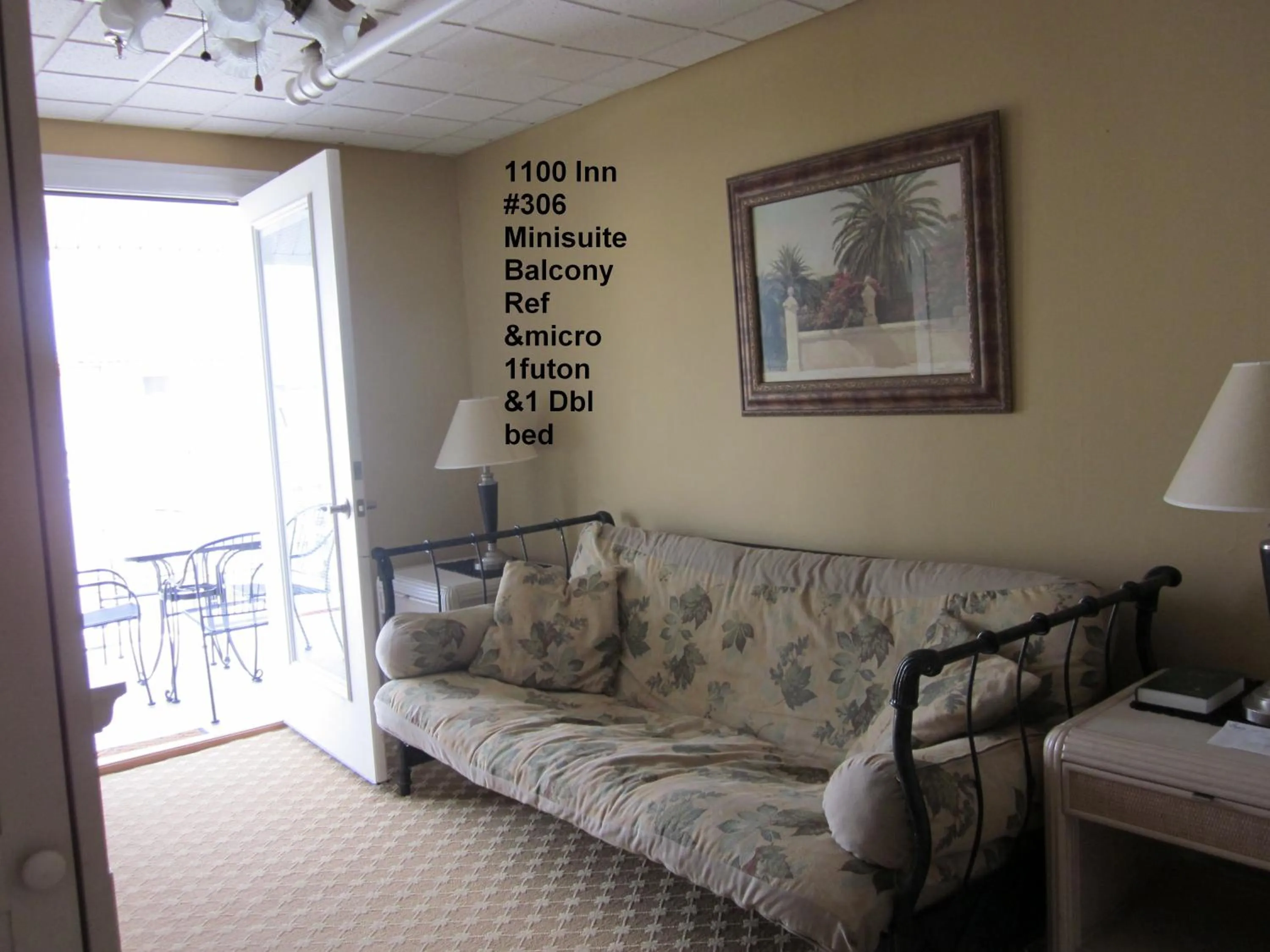 Seating area in Ocean Manor 1100 Inn