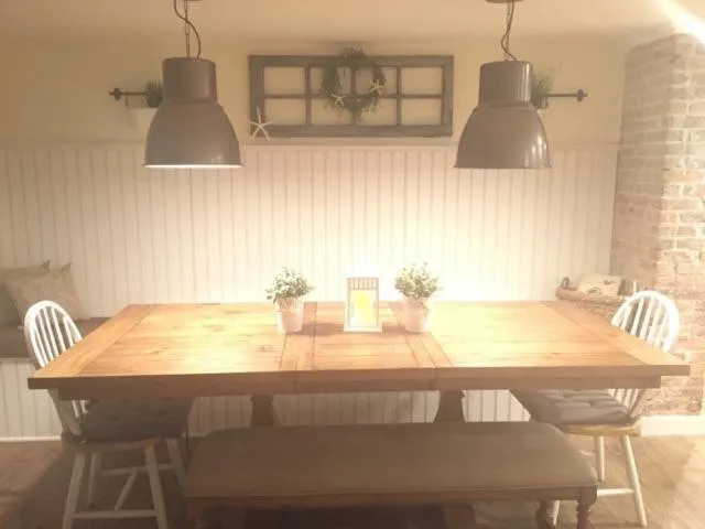 Dining area in Ocean Manor 1100 Inn