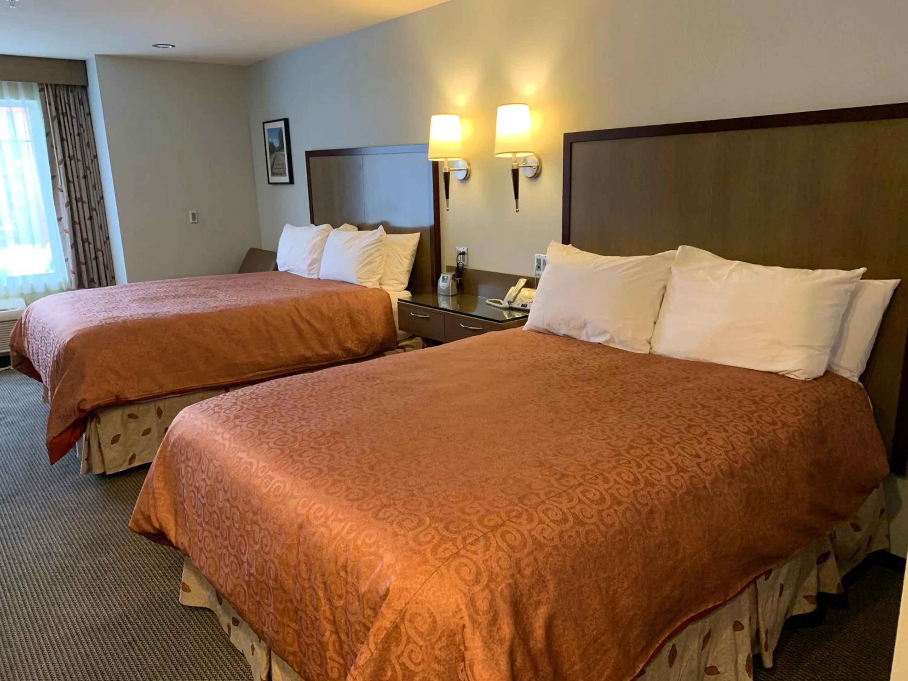 Photo of the whole room, Bed in Best Western Snowcap Lodge