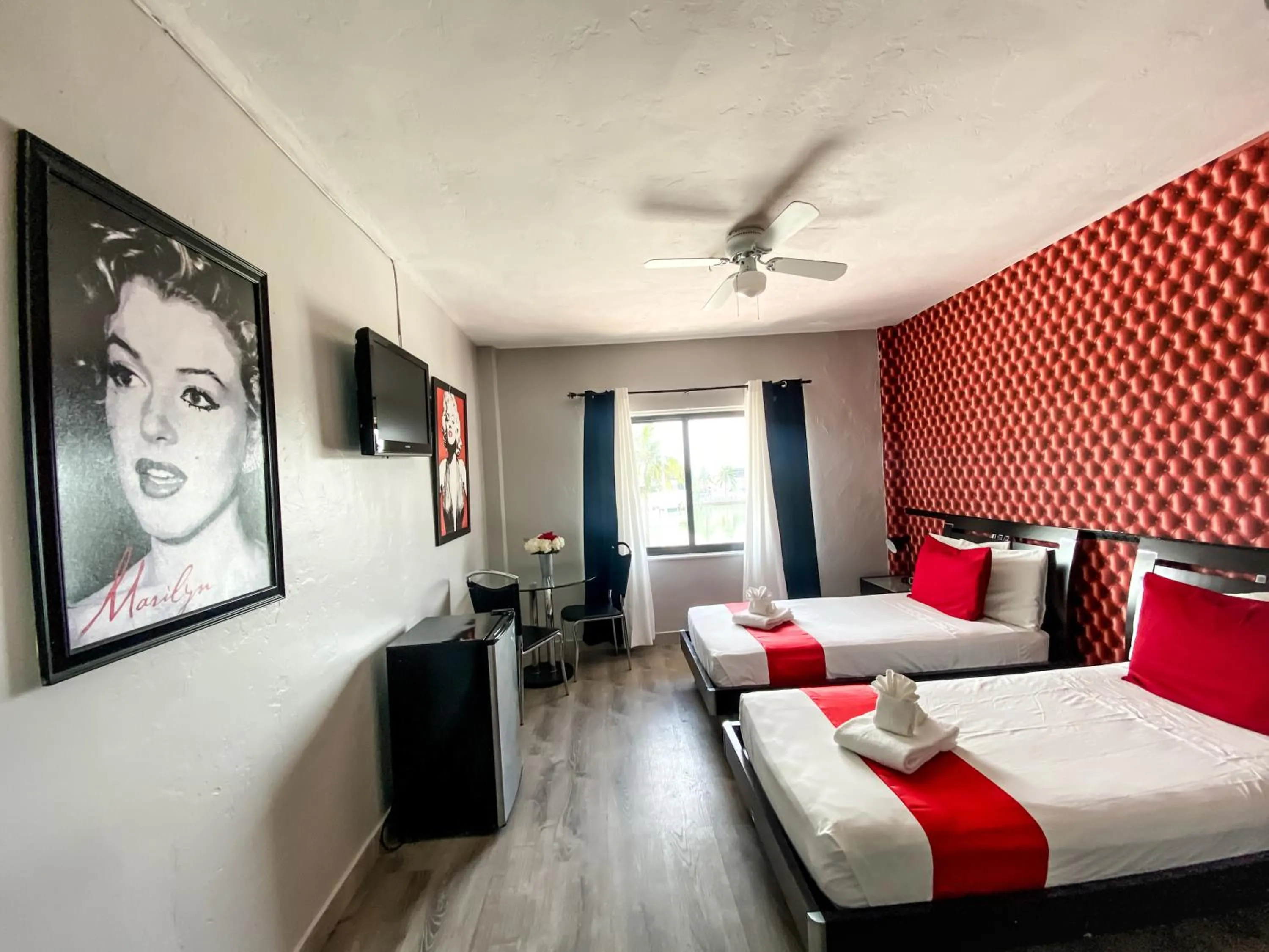 Photo of the whole room, Bed in Notebook Miami Beach