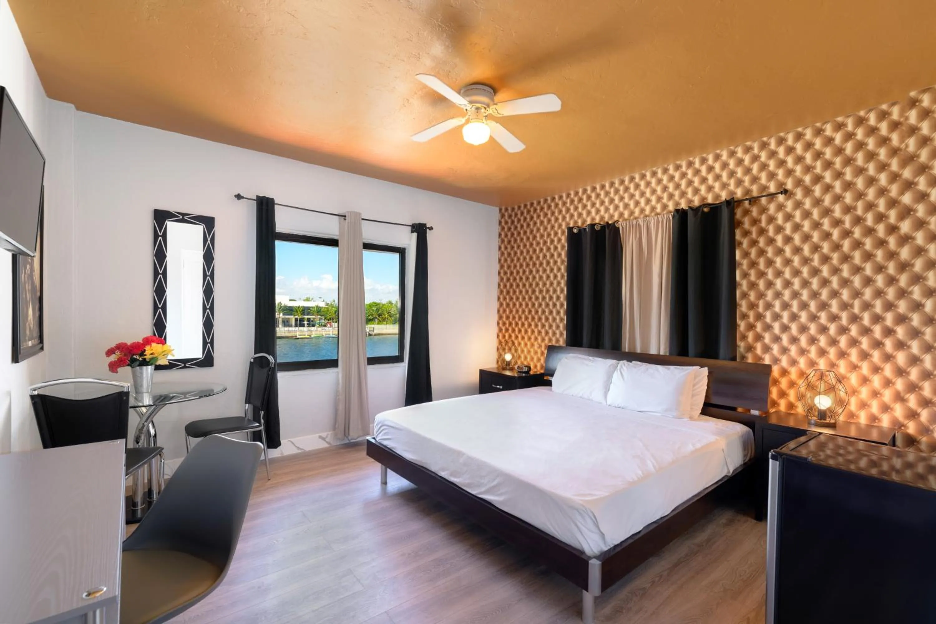 Photo of the whole room, Bed in Notebook Miami Beach