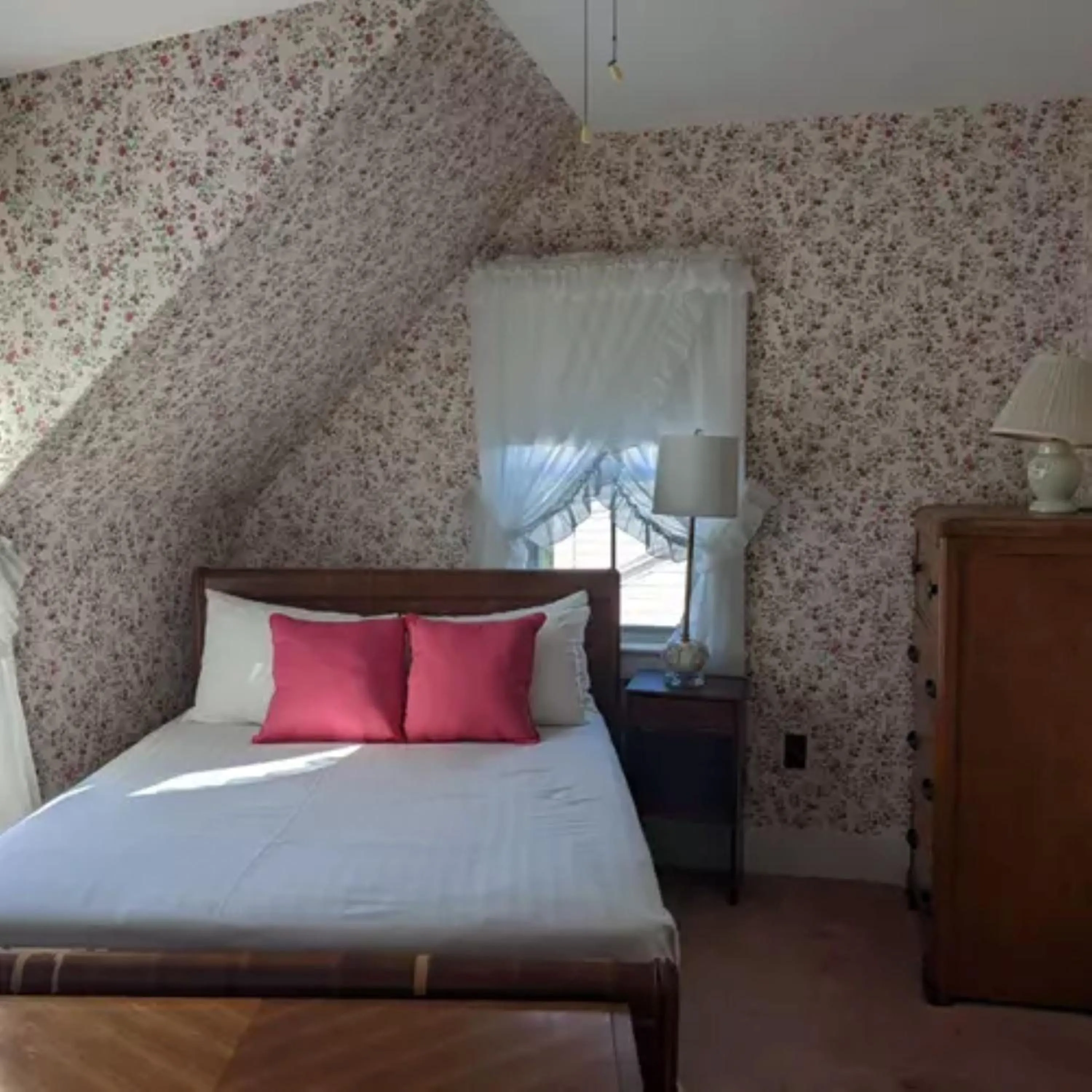 Bed in Union Bluff Hotel & Meeting House