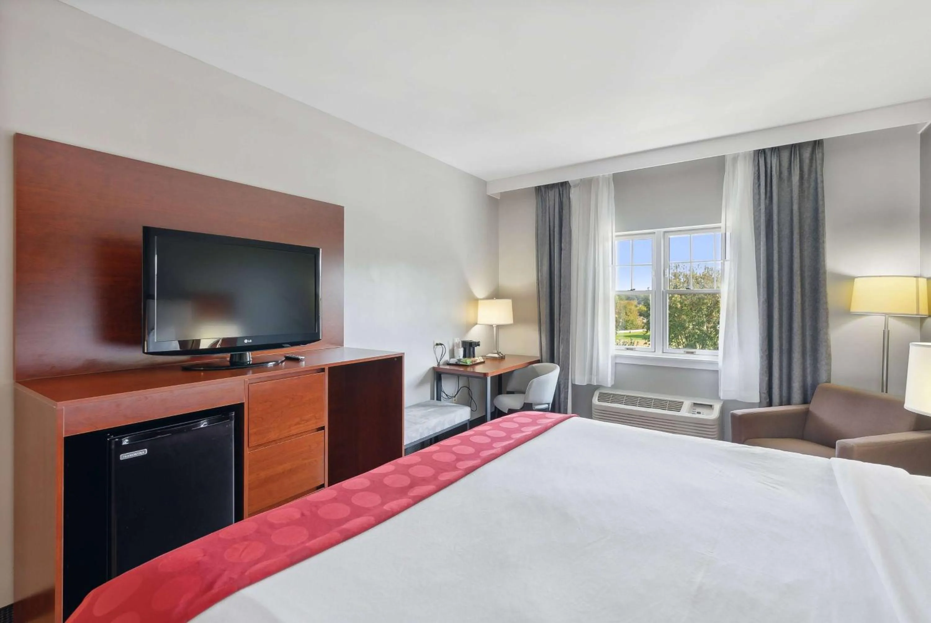 Photo of the whole room, Bed in Ramada by Wyndham Saco/Old Orchard Beach Area