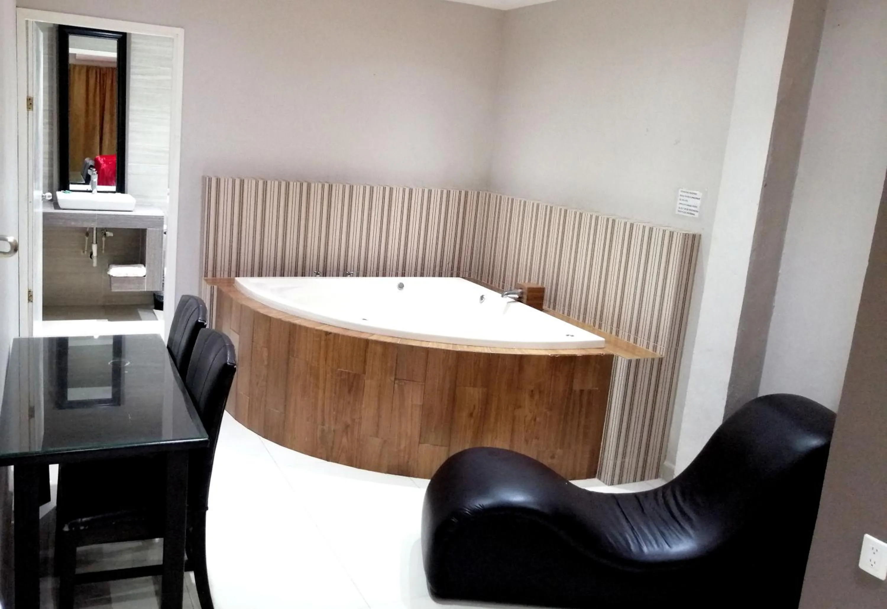 Swimming pool in Hotel Maria Elena