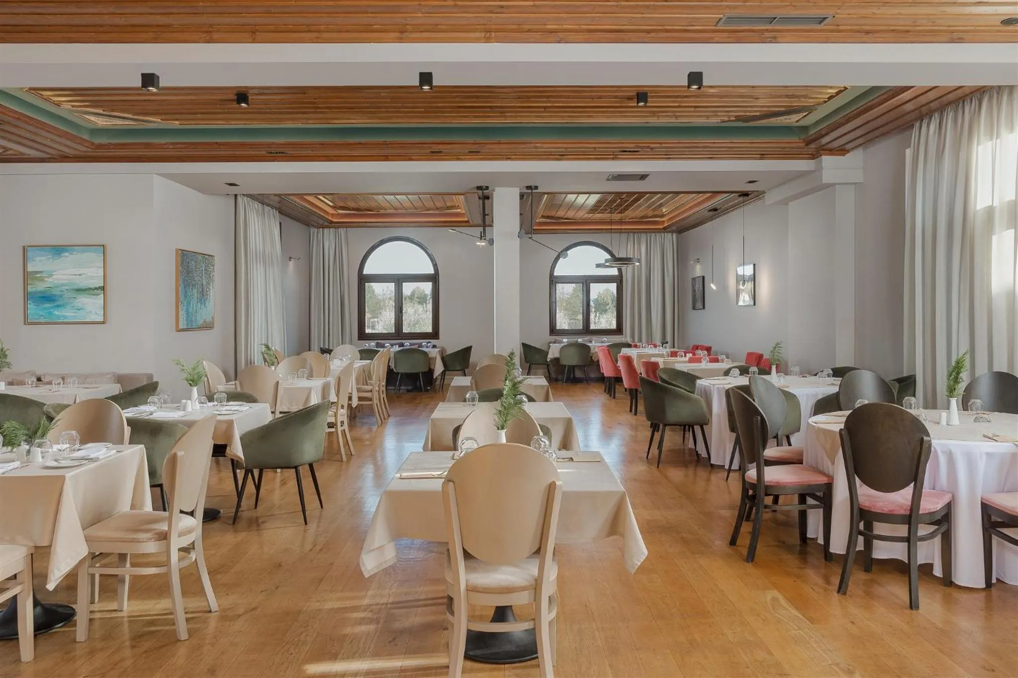 Restaurant/places to eat in The Lake Hotel