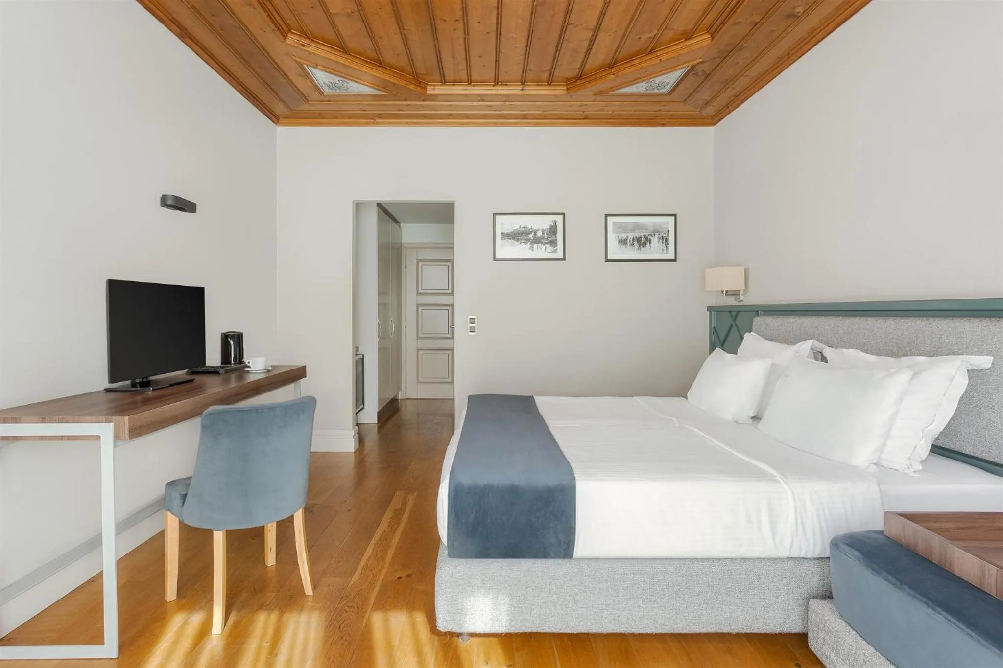 Photo of the whole room, Bed in The Lake Hotel