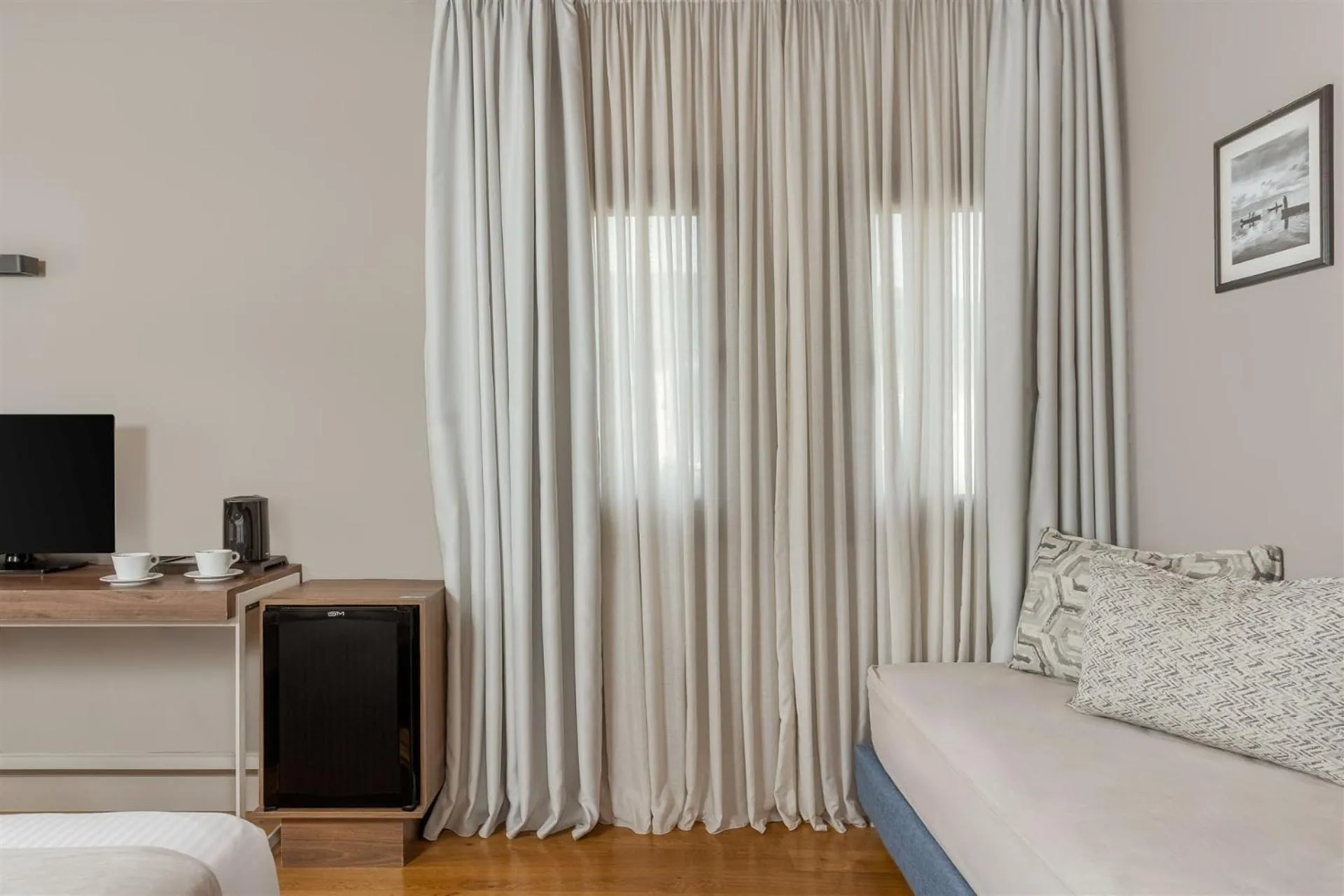 Bedroom, Bed in The Lake Hotel