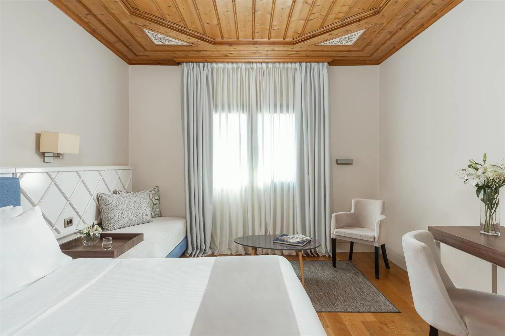 Photo of the whole room in The Lake Hotel