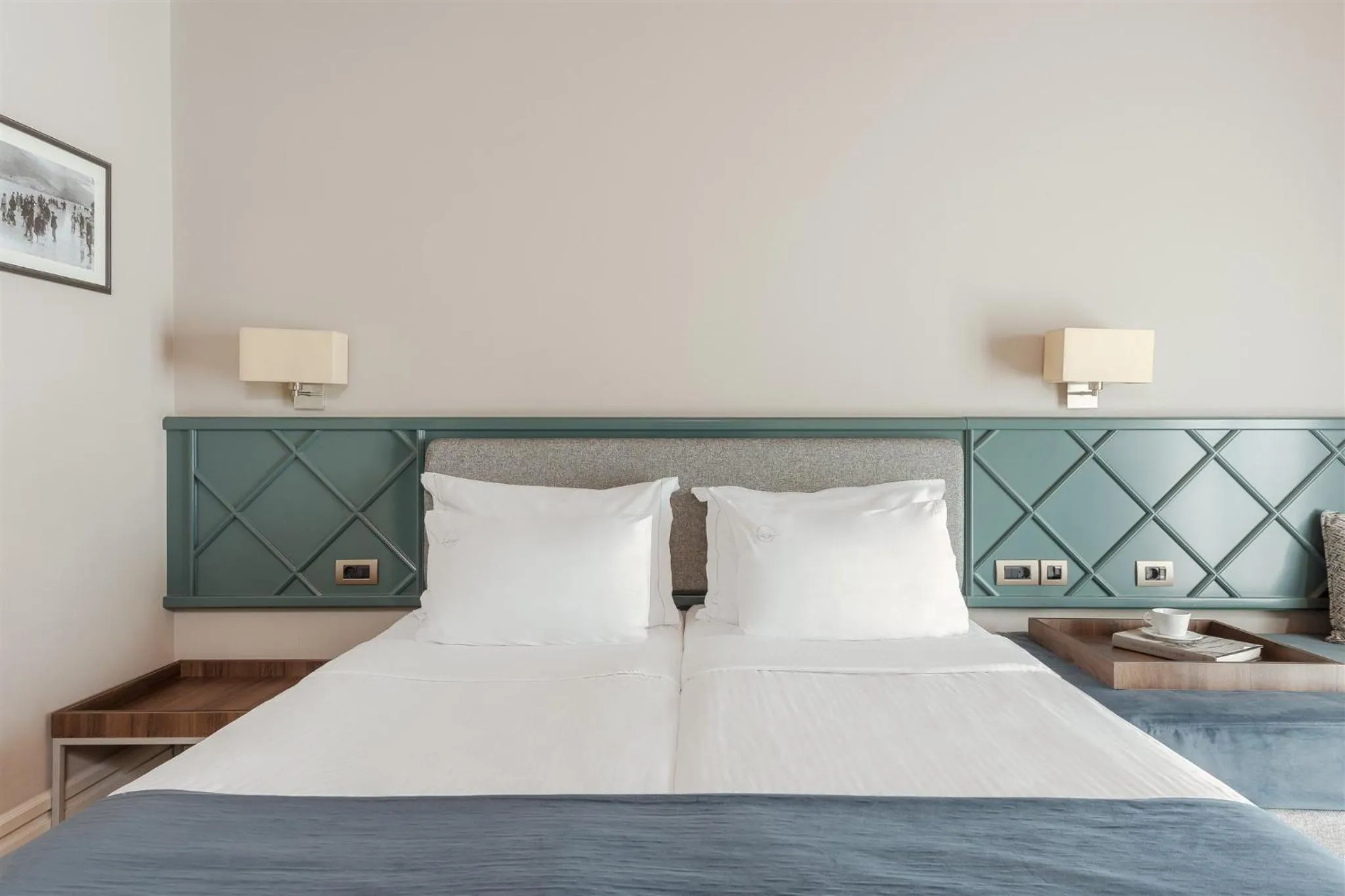 Bedroom, Bed in The Lake Hotel