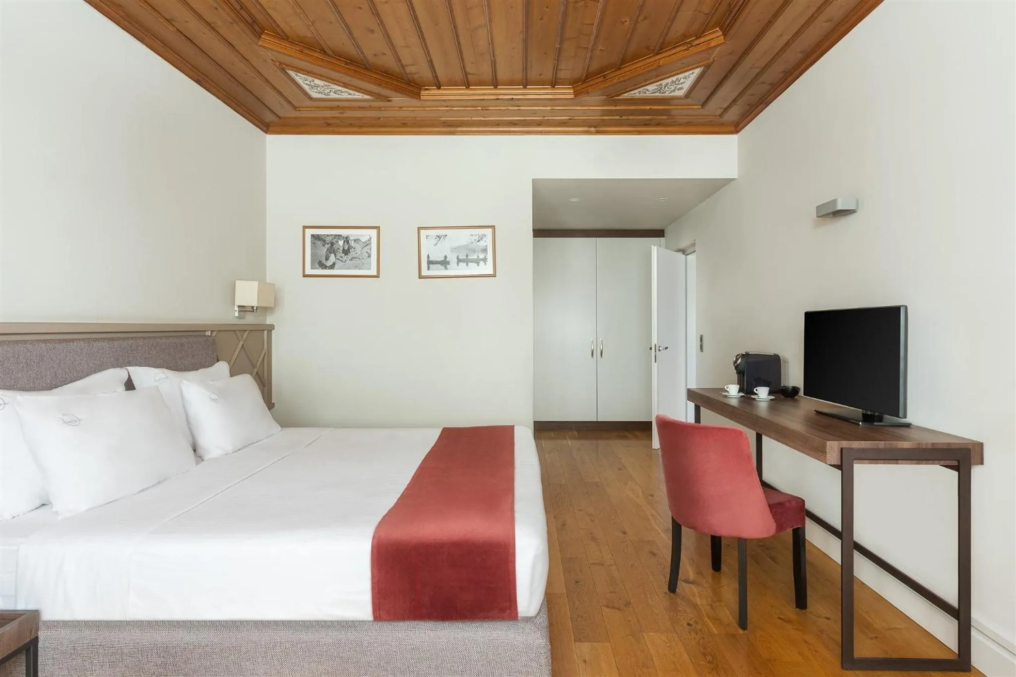 Photo of the whole room, Bed in The Lake Hotel