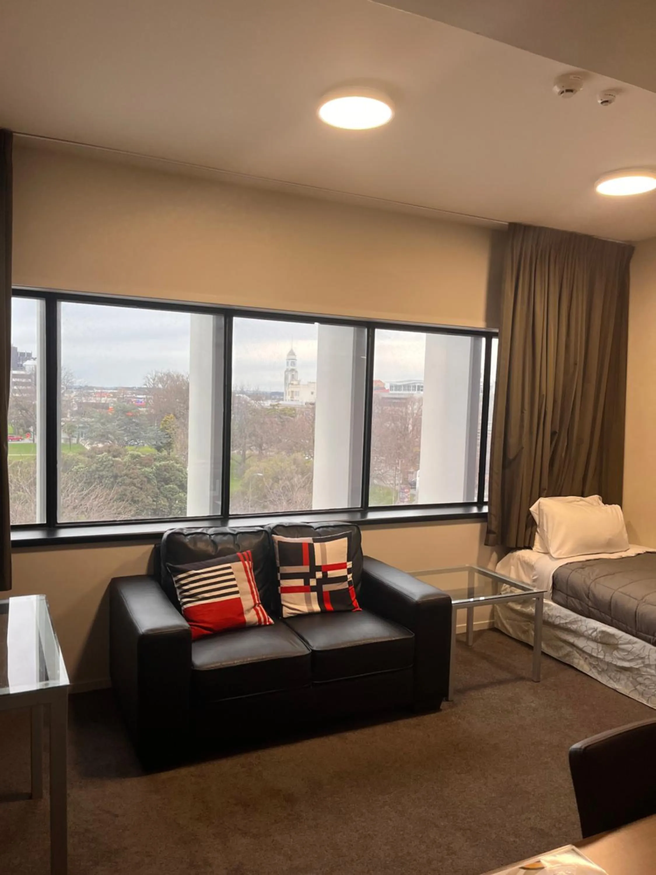 Living room, Bed in Quality Suites Central Square