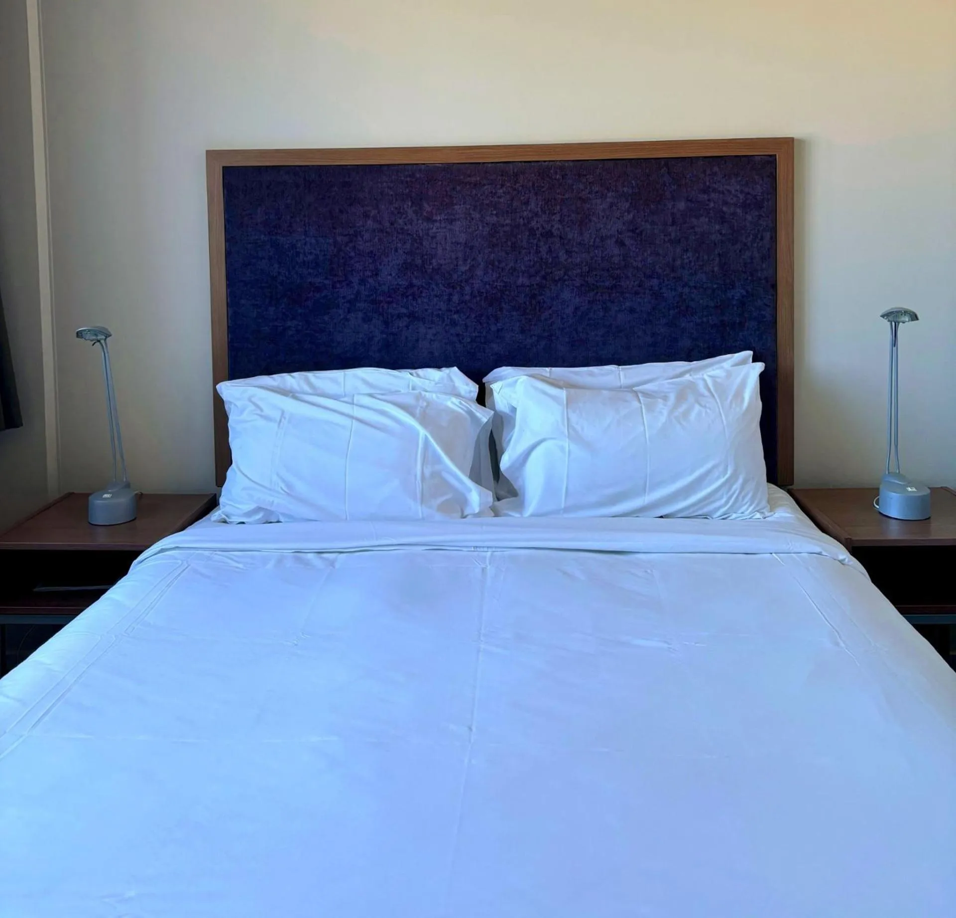 Bed in Quality Suites Central Square