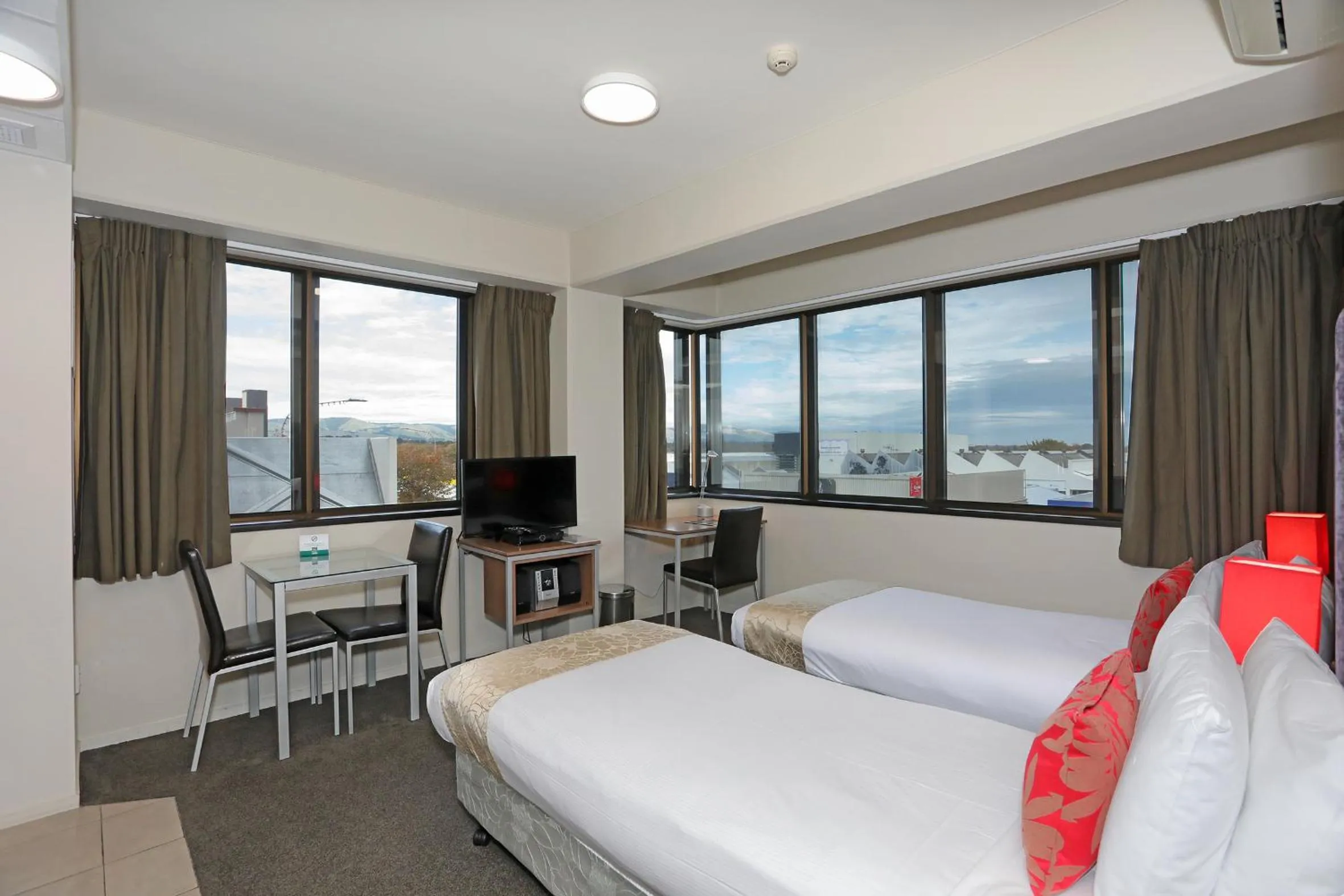 Bed in Quality Suites Central Square