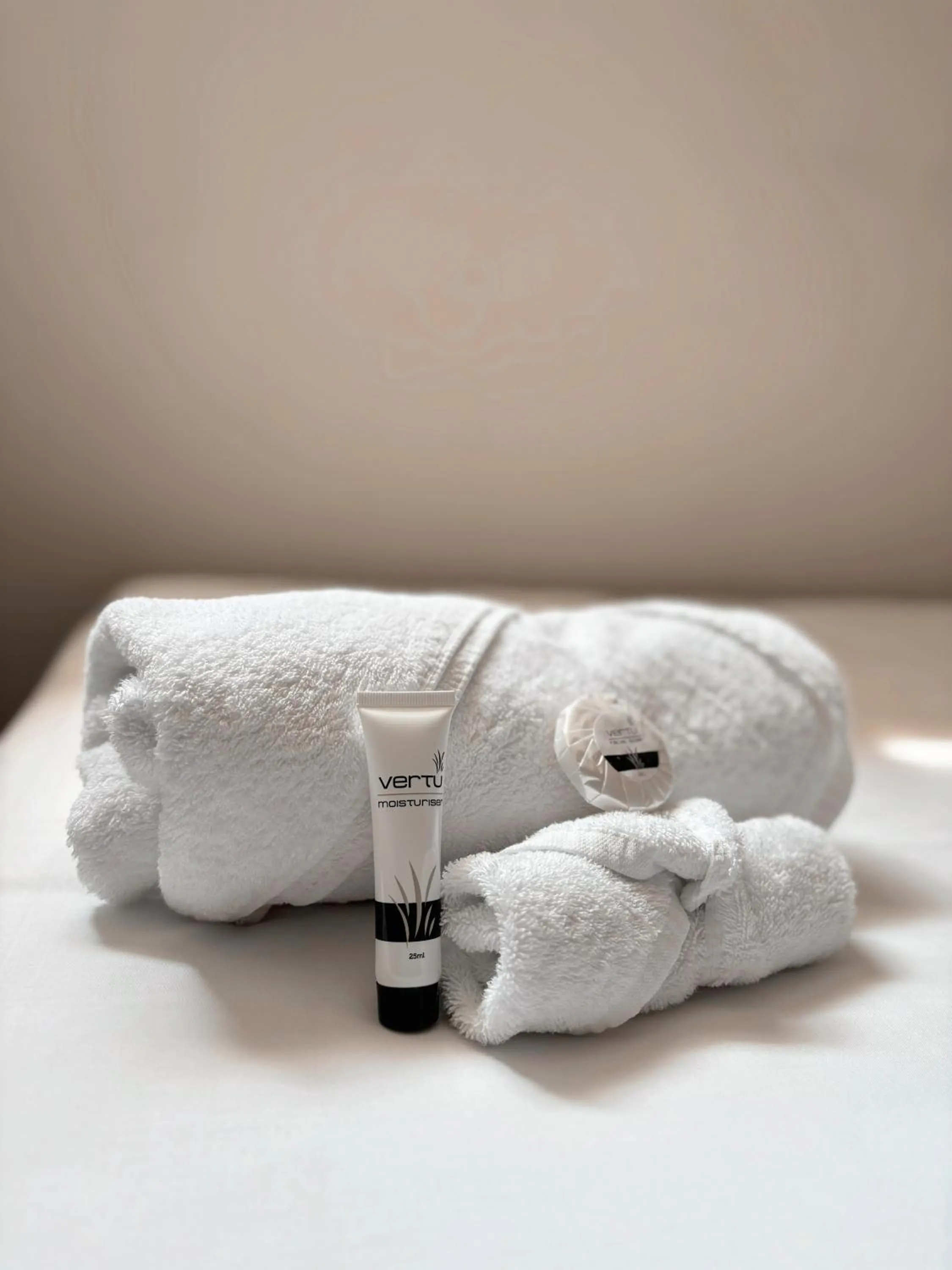 Shower, Bed in Quality Suites Central Square