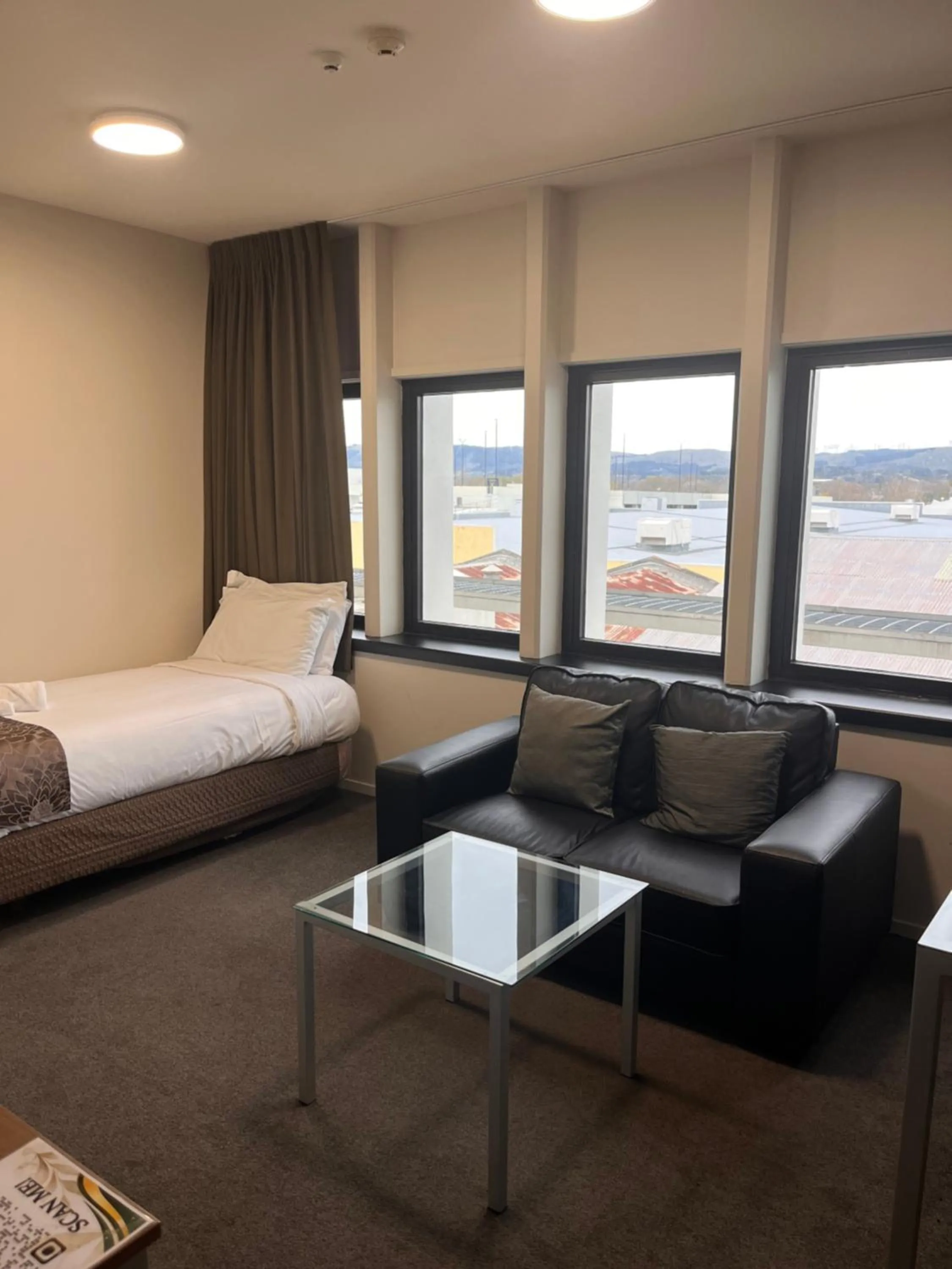 Living room, Bed in Quality Suites Central Square