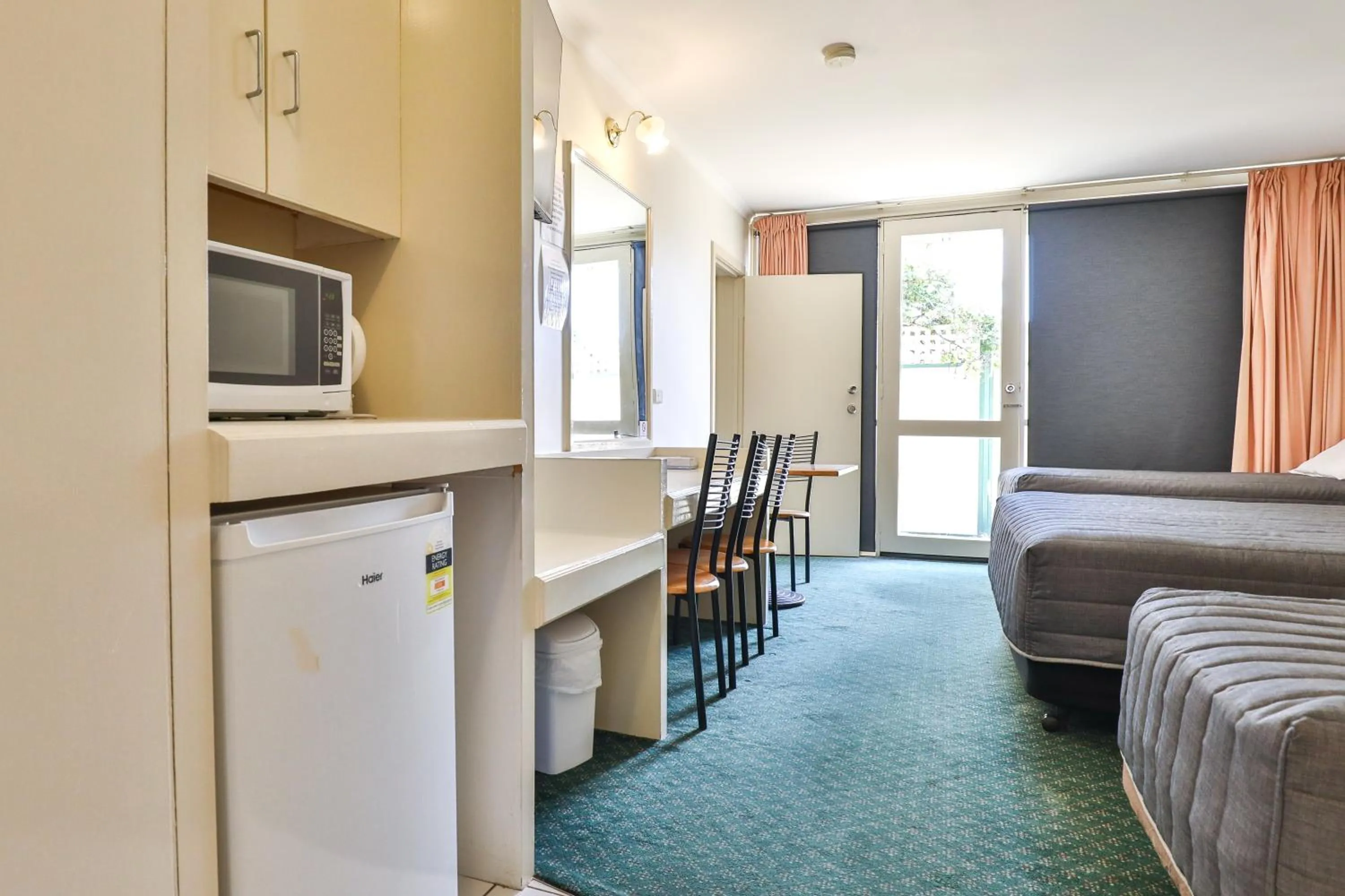 Bed in Cottonwood Motor Inn