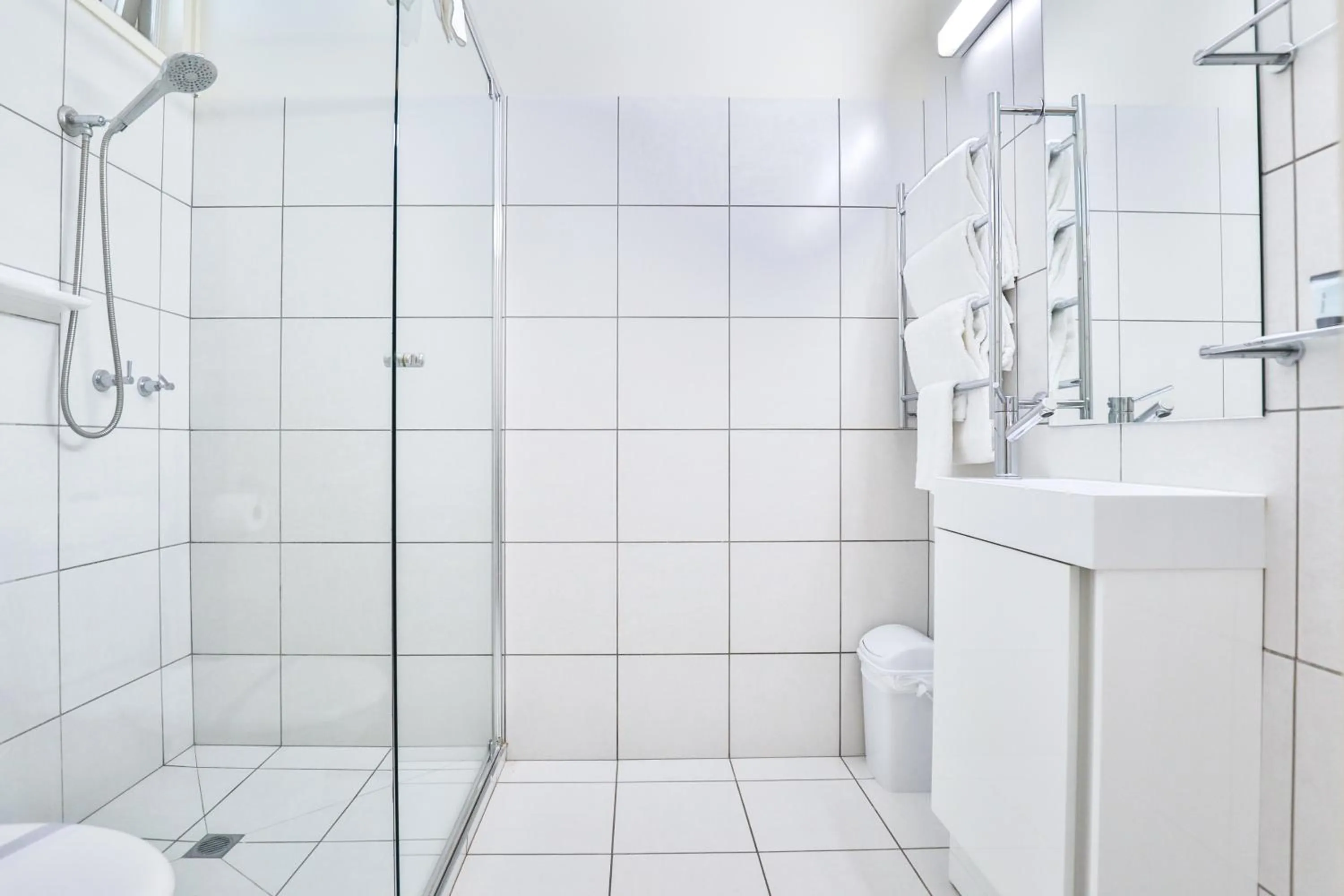 Shower in Cottonwood Motor Inn