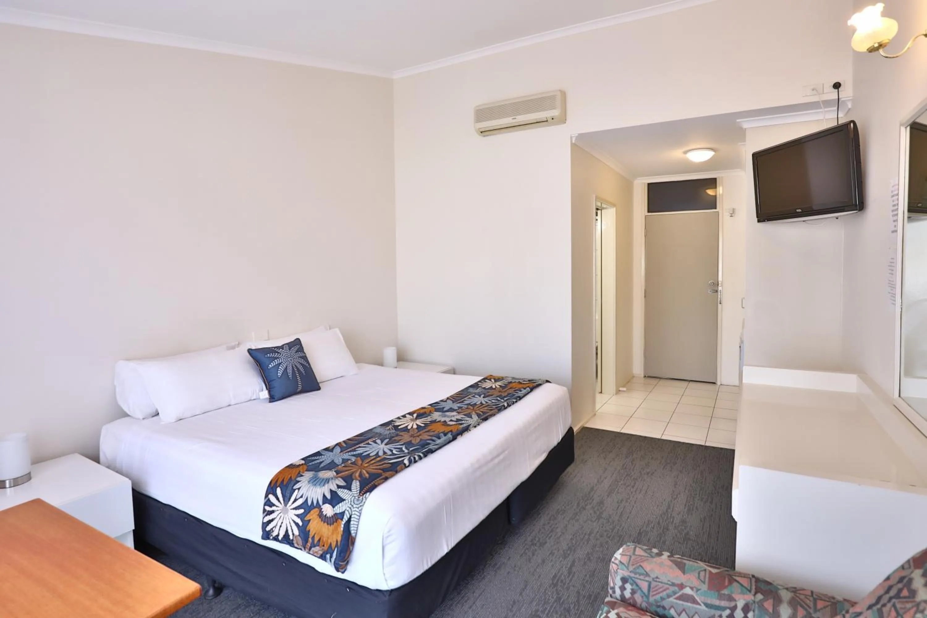 Photo of the whole room, Bed in Cottonwood Motor Inn