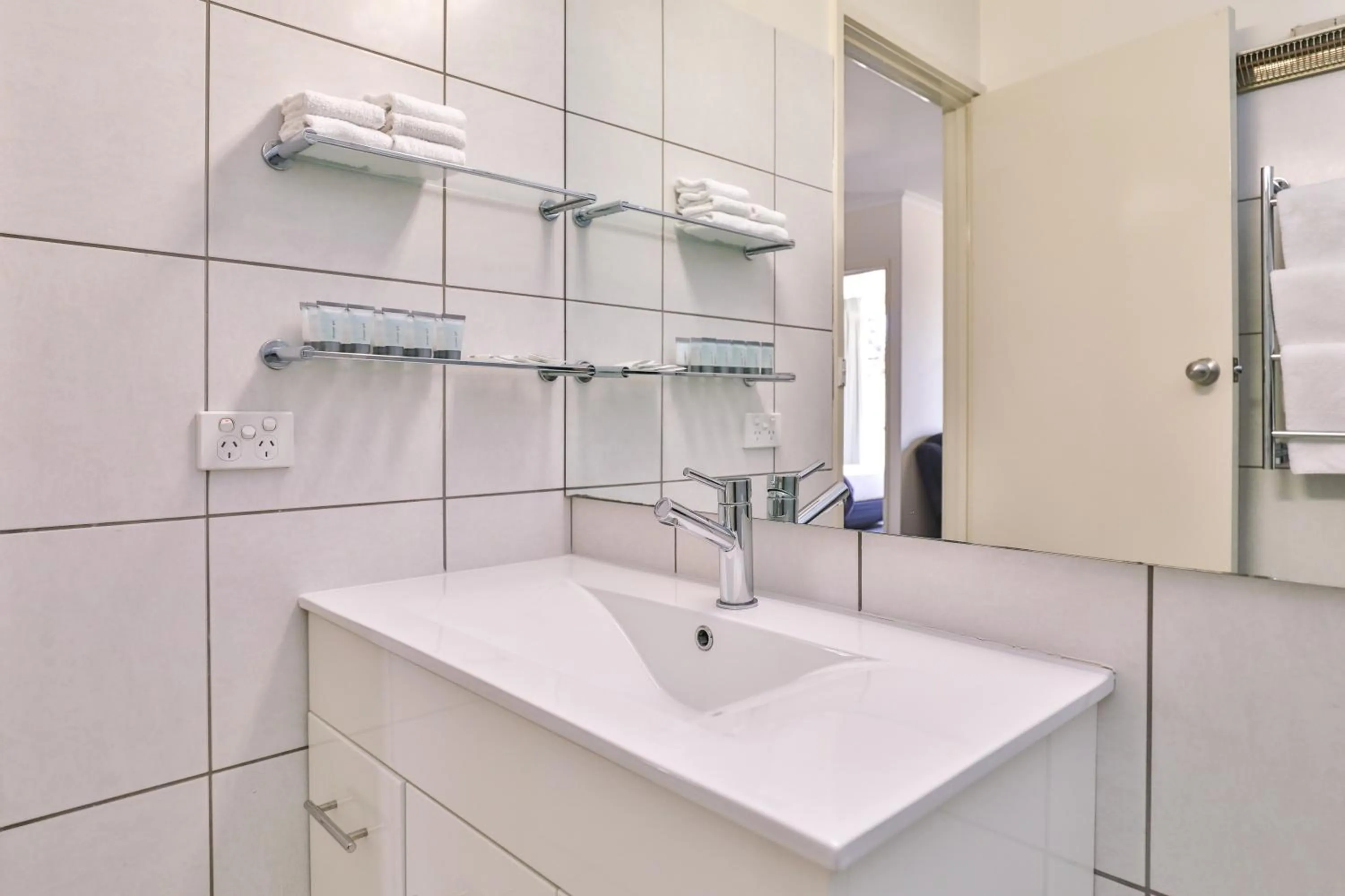 Bathroom in Cottonwood Motor Inn