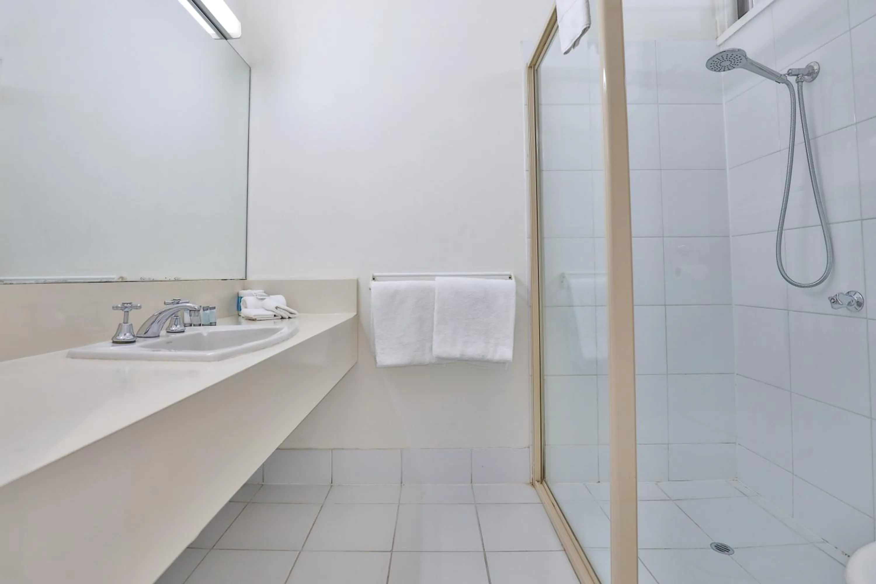 Shower in Cottonwood Motor Inn