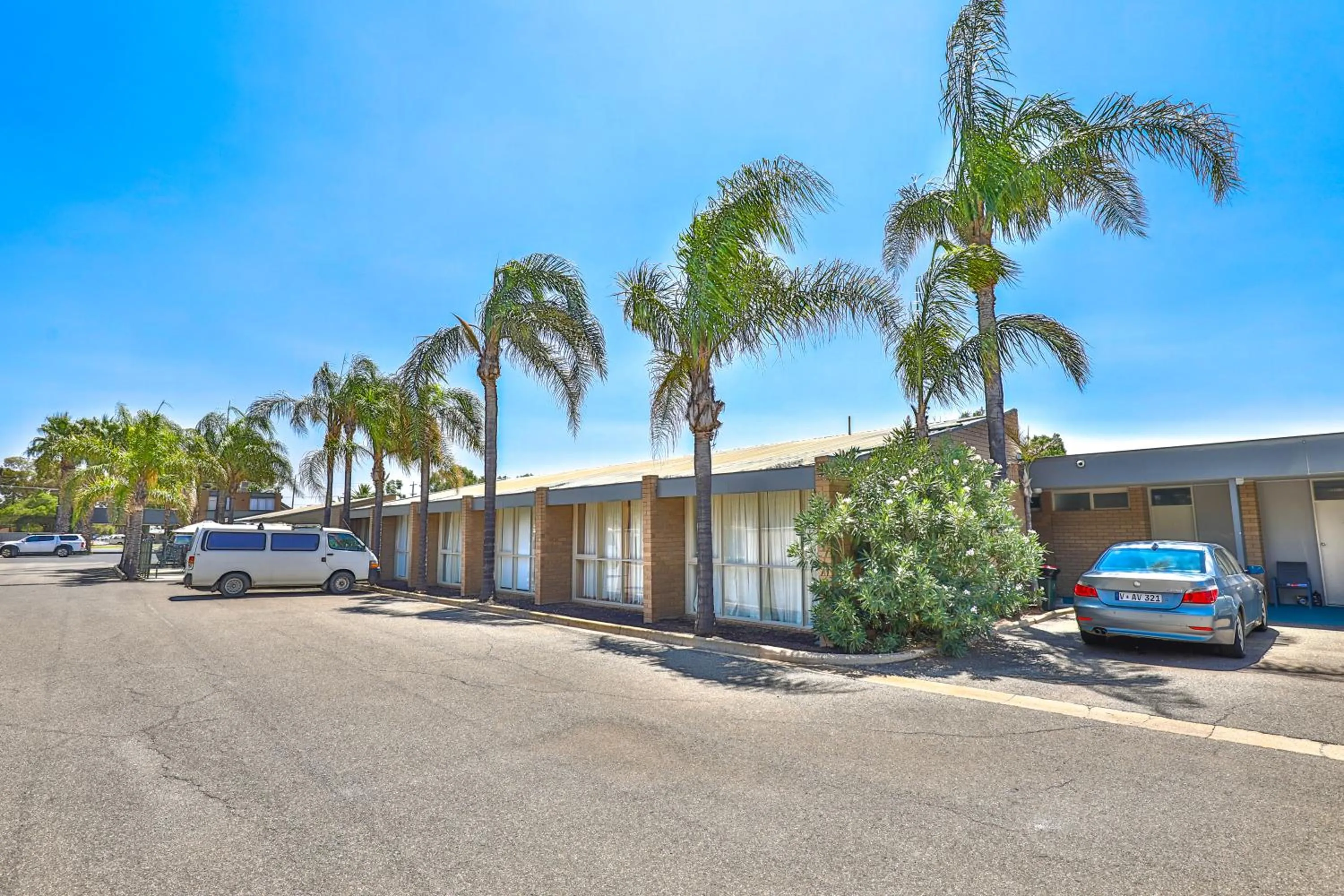 Property building in Cottonwood Motor Inn