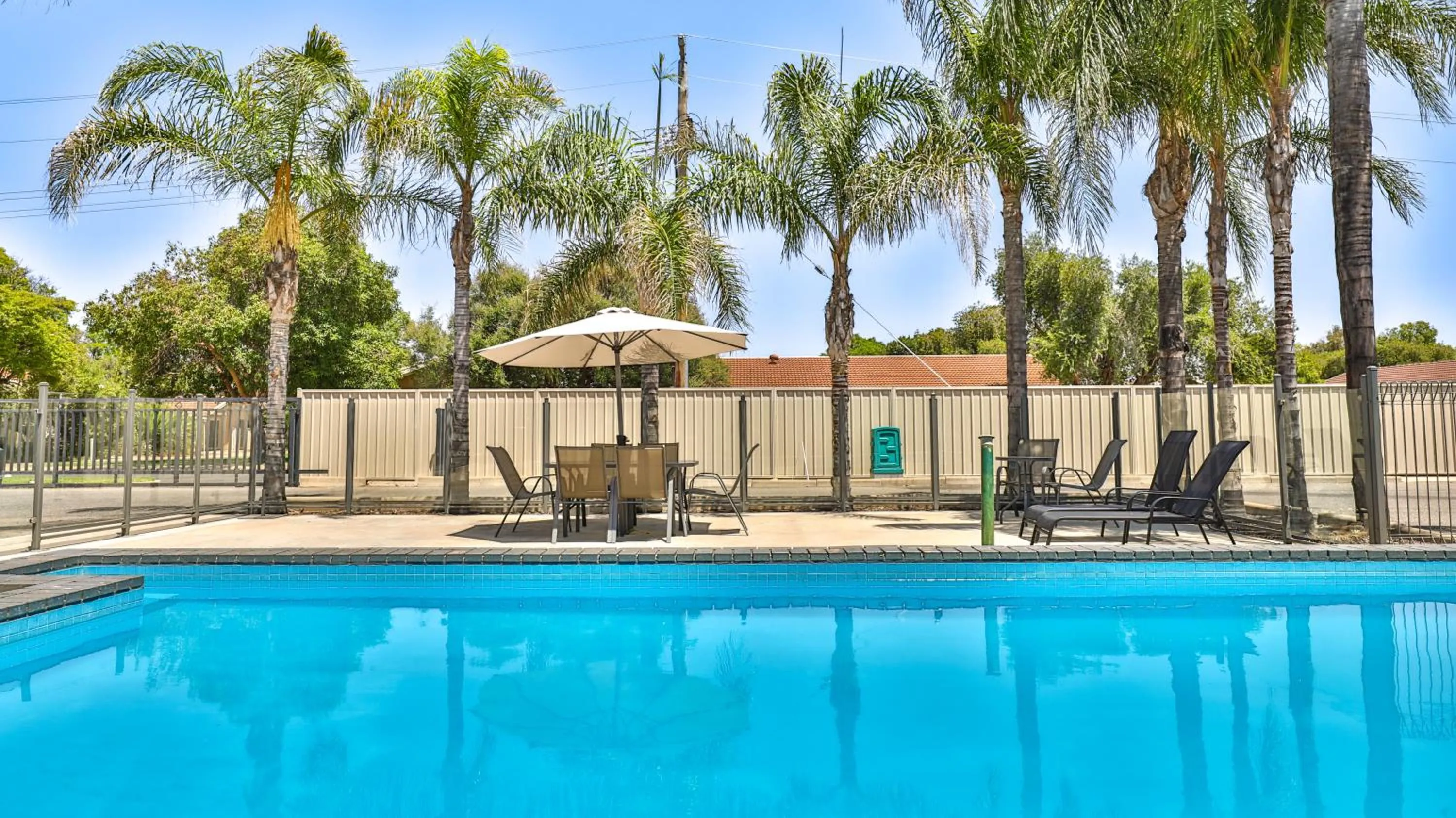 Swimming pool in Cottonwood Motor Inn