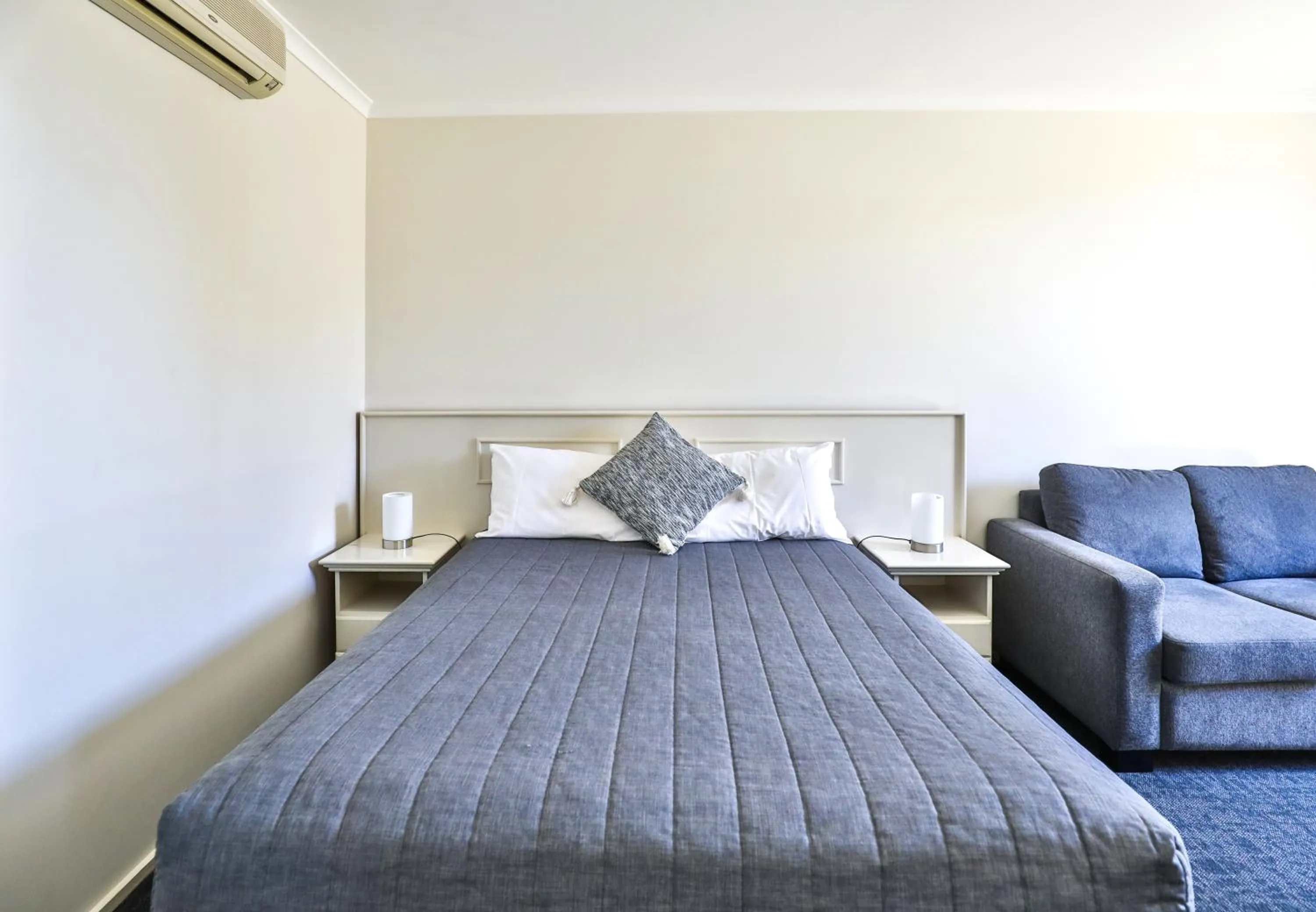 Bed in Cottonwood Motor Inn