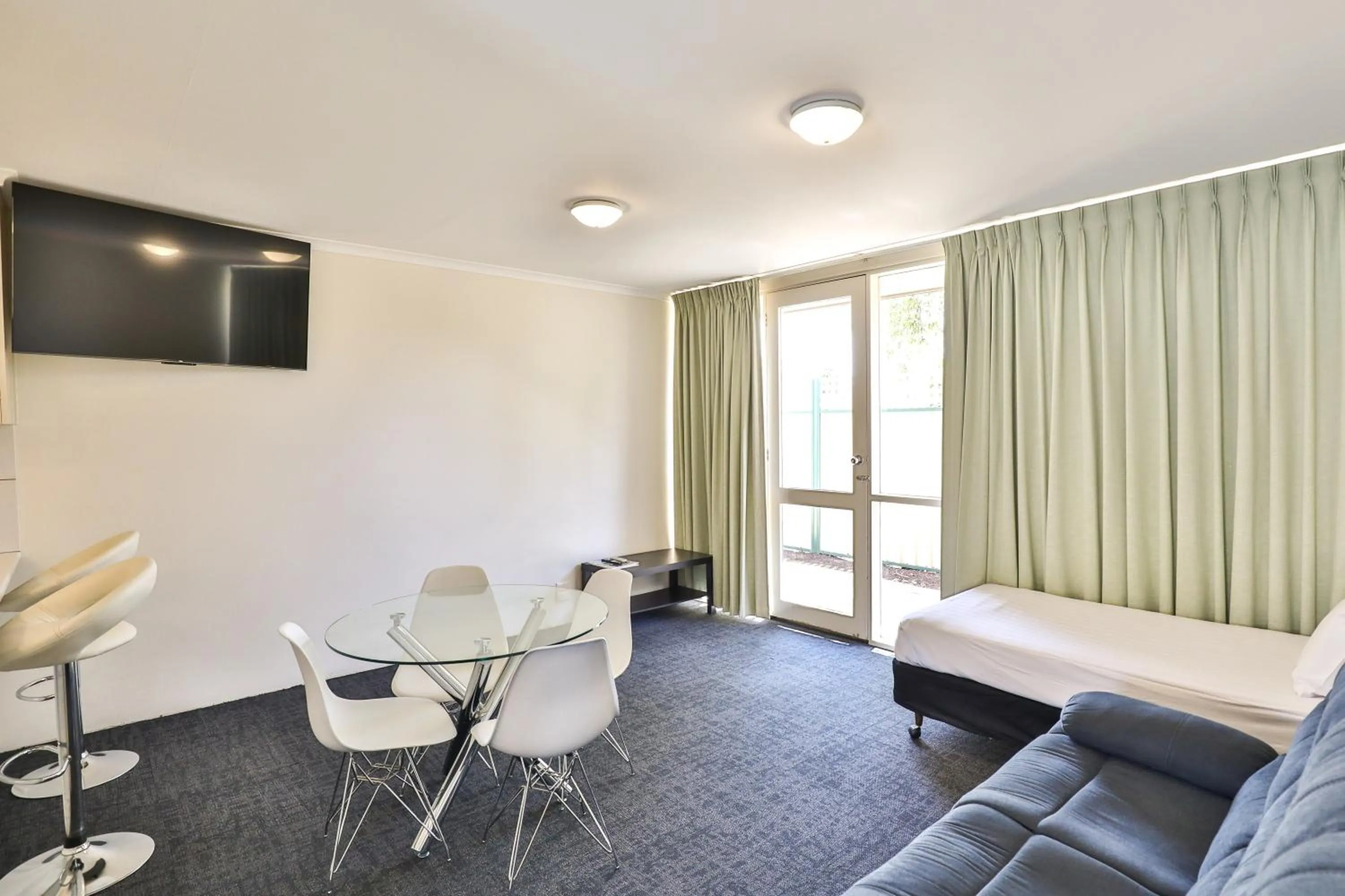 Living room, Bed in Cottonwood Motor Inn