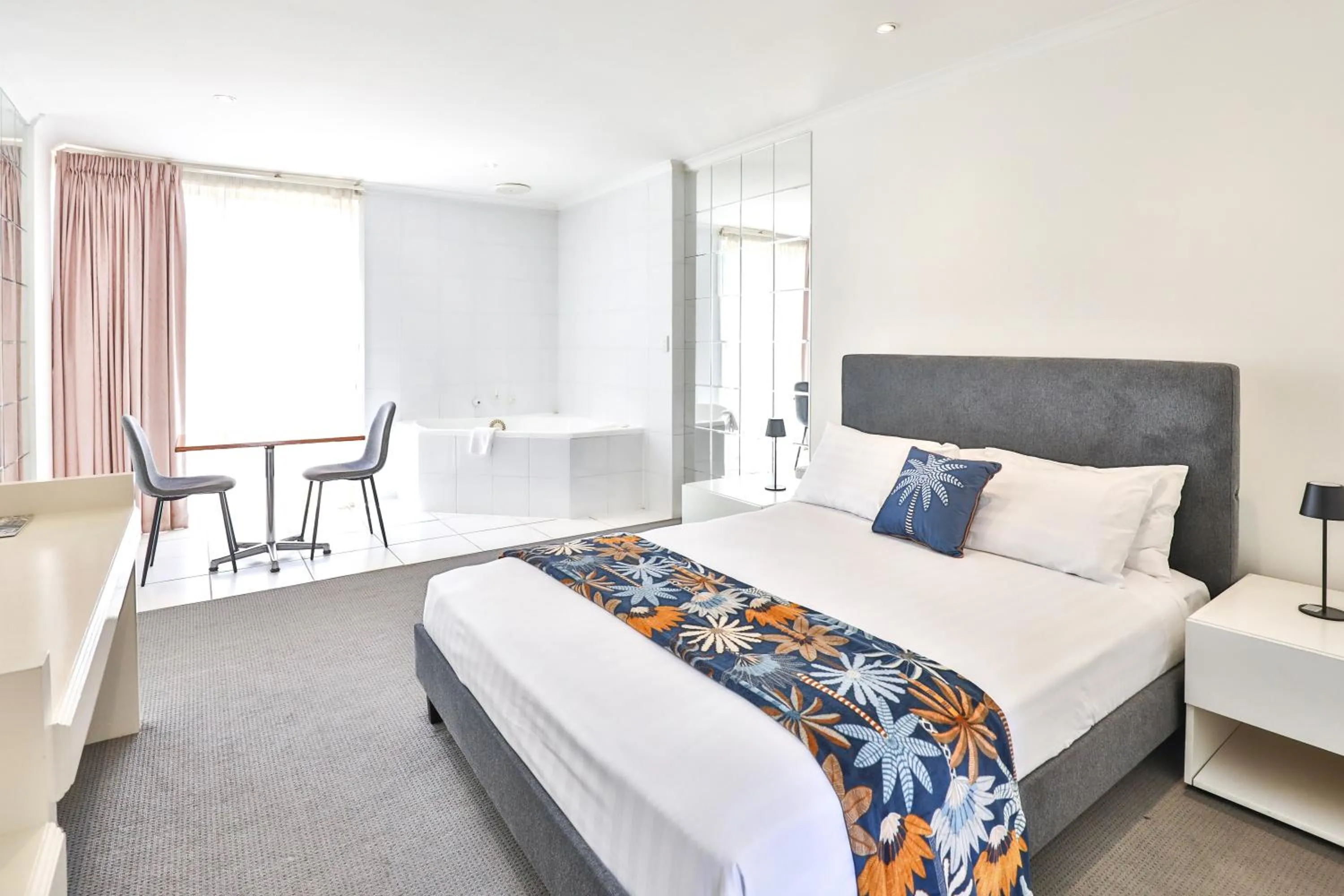 Bed in Cottonwood Motor Inn