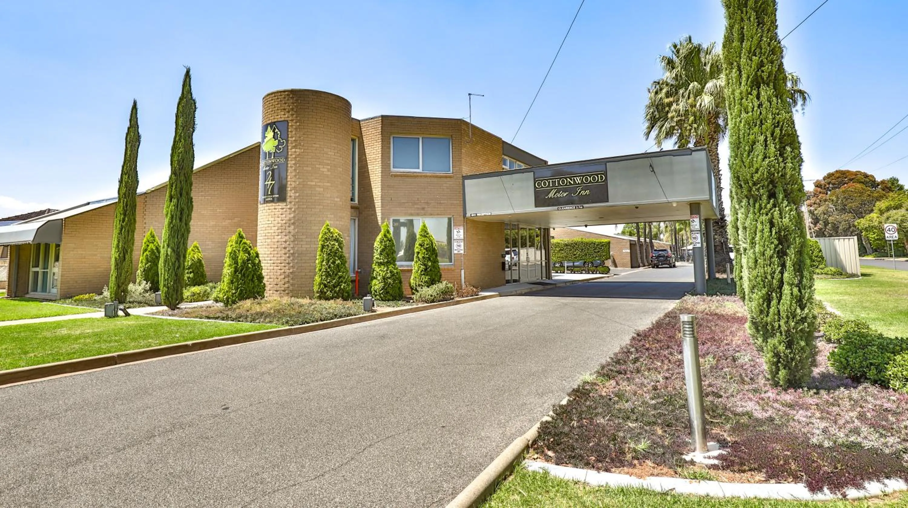 Property building in Cottonwood Motor Inn