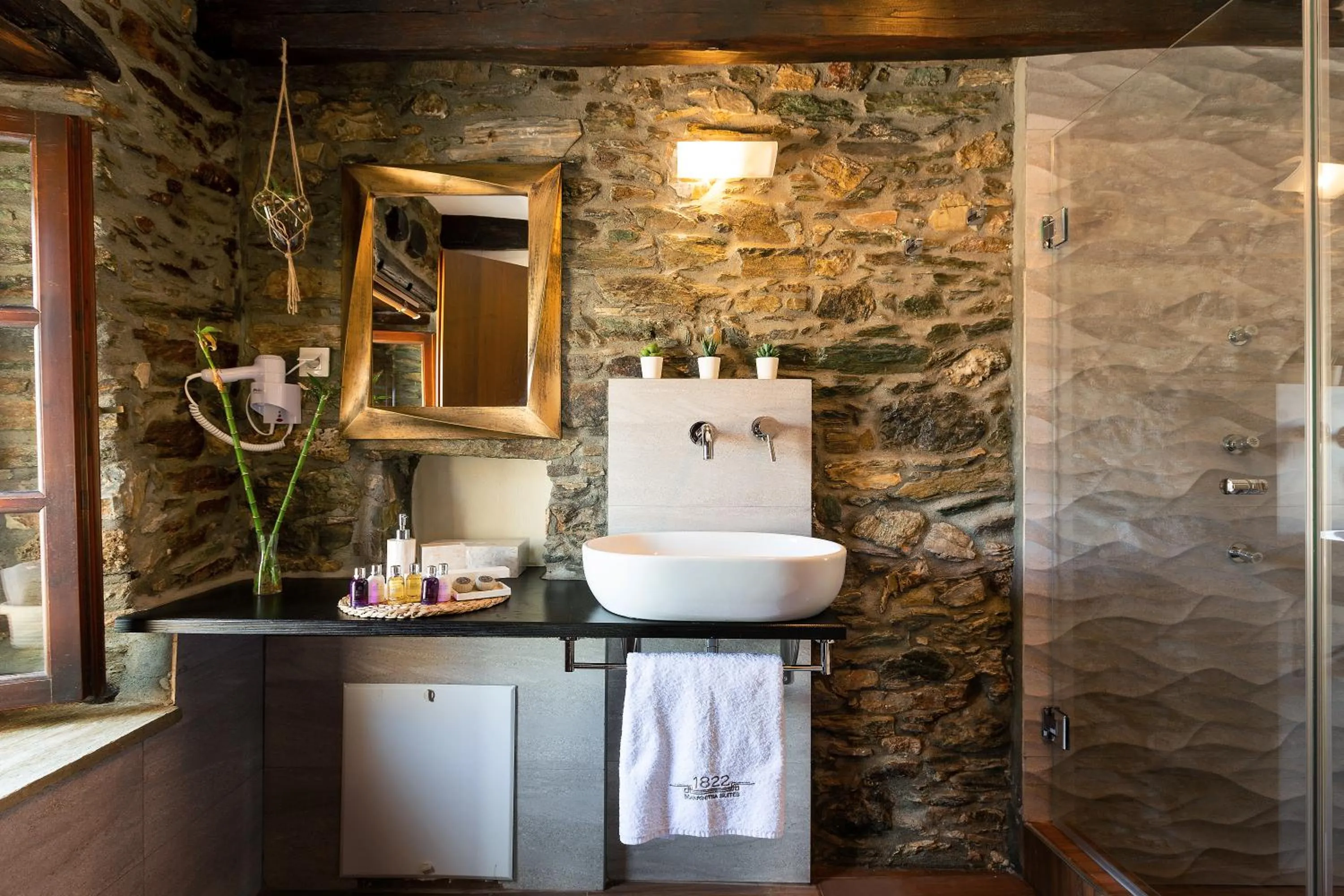 Bathroom in 1822 Makrinitsa Suites