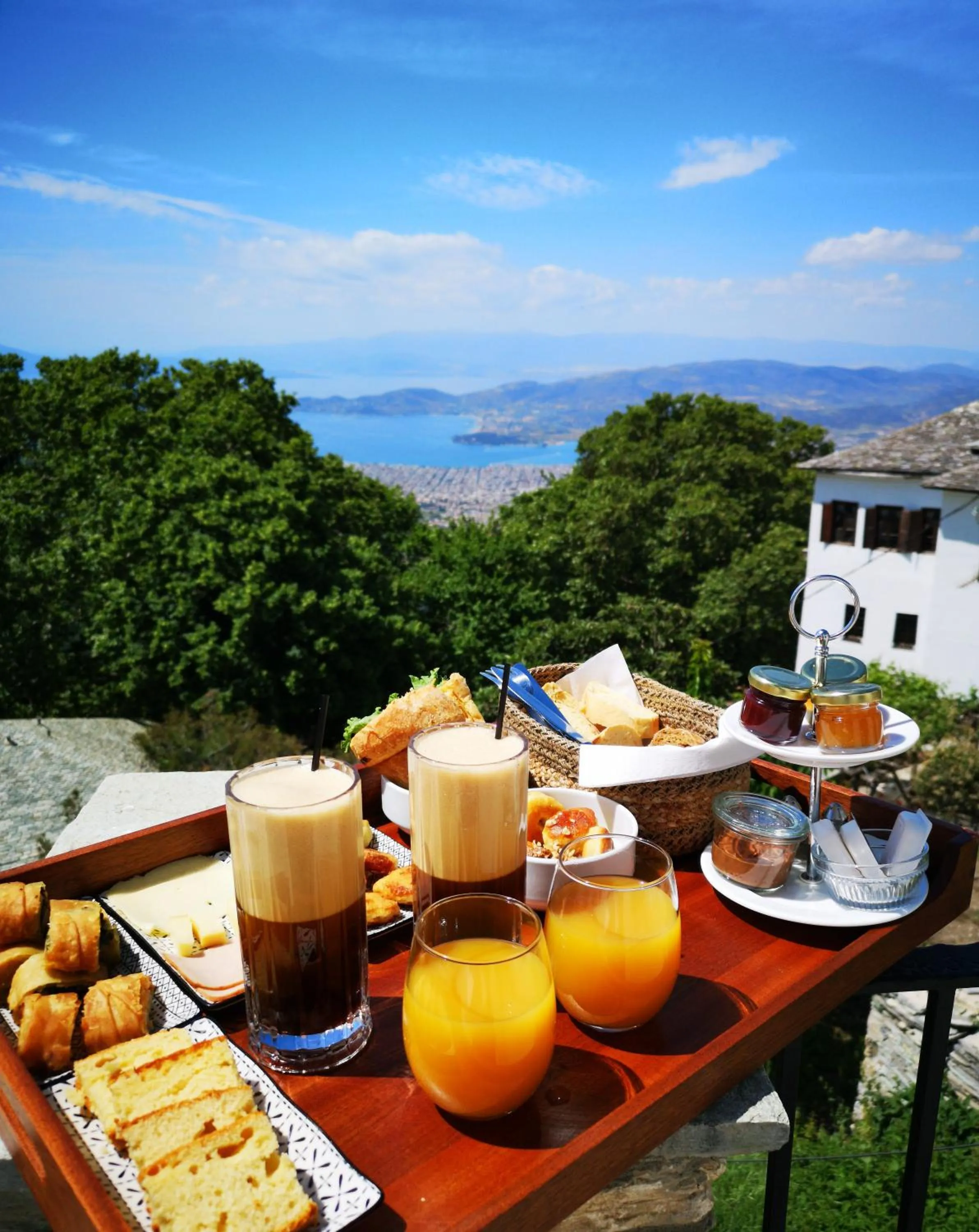 Breakfast in 1822 Makrinitsa Suites