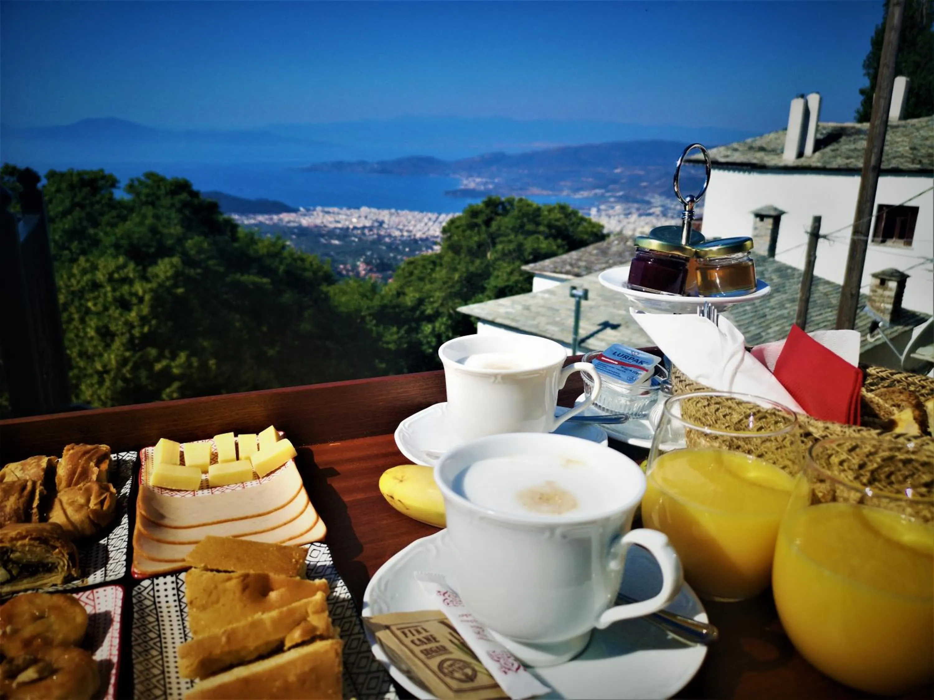 Breakfast in 1822 Makrinitsa Suites
