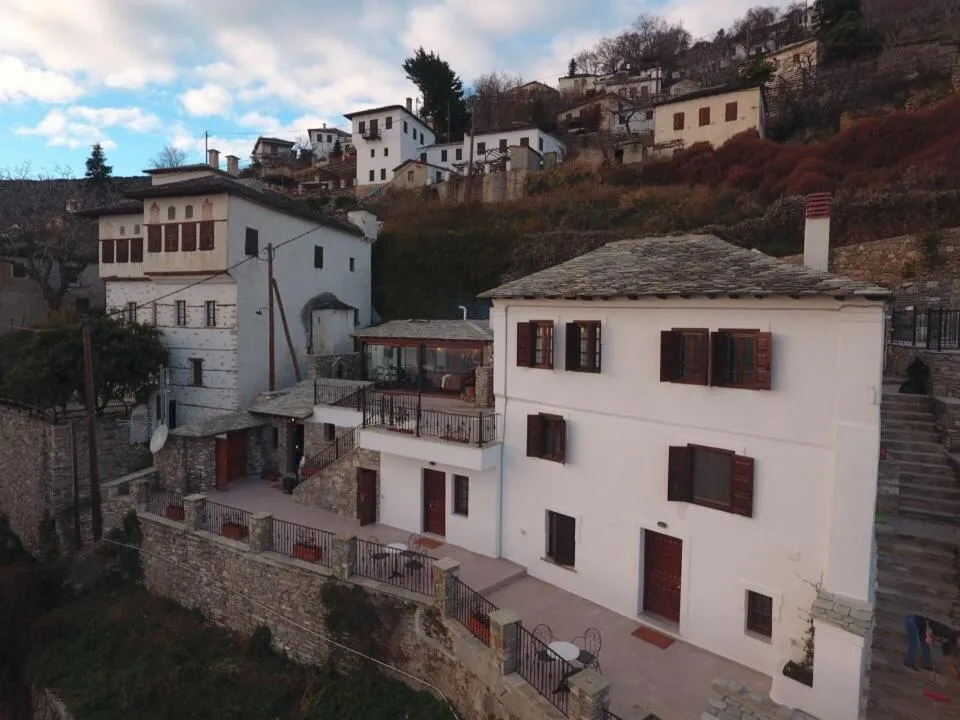 Property building in 1822 Makrinitsa Suites