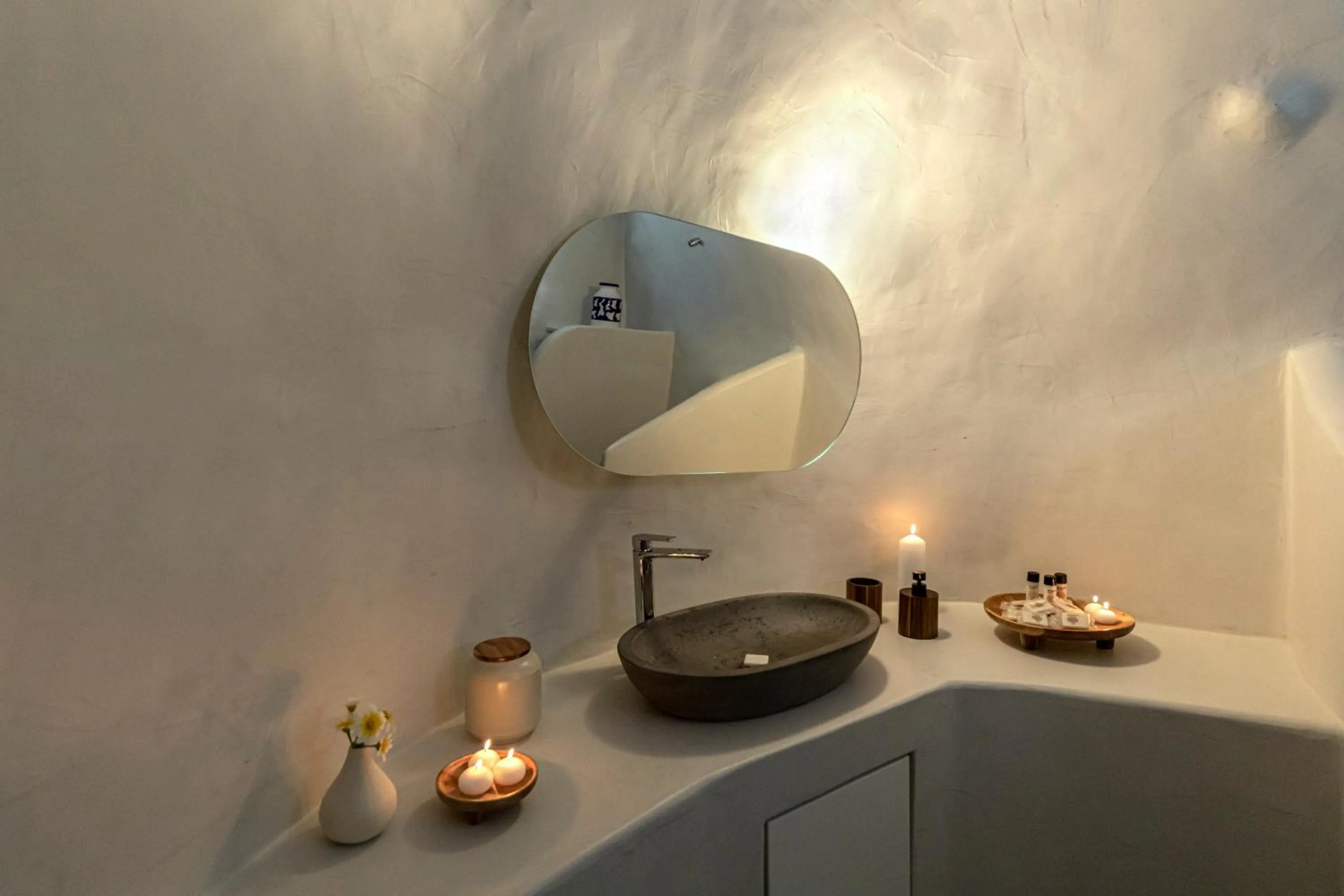 Bathroom in White Cave by Caldera Houses