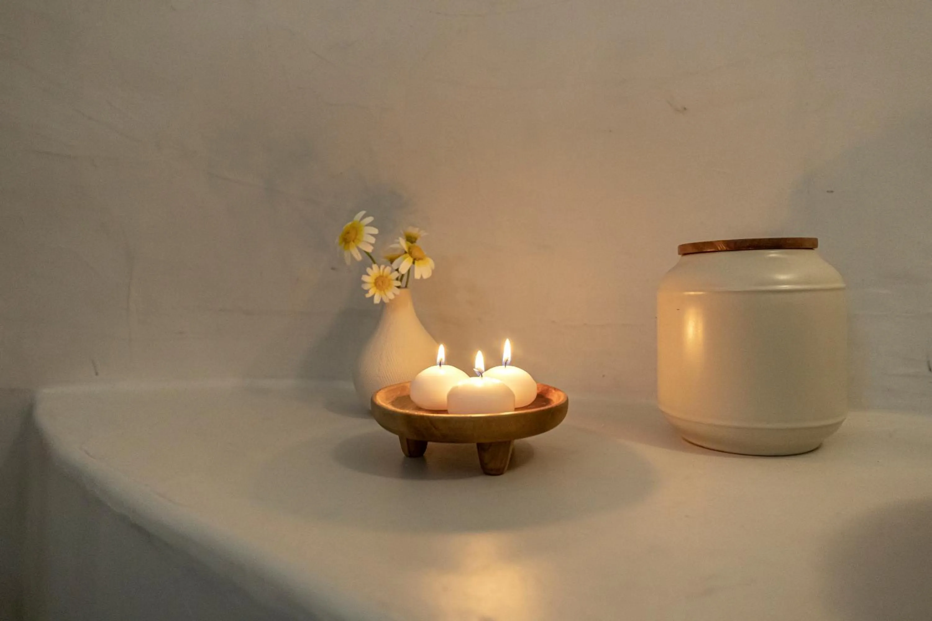 Bathroom in White Cave by Caldera Houses