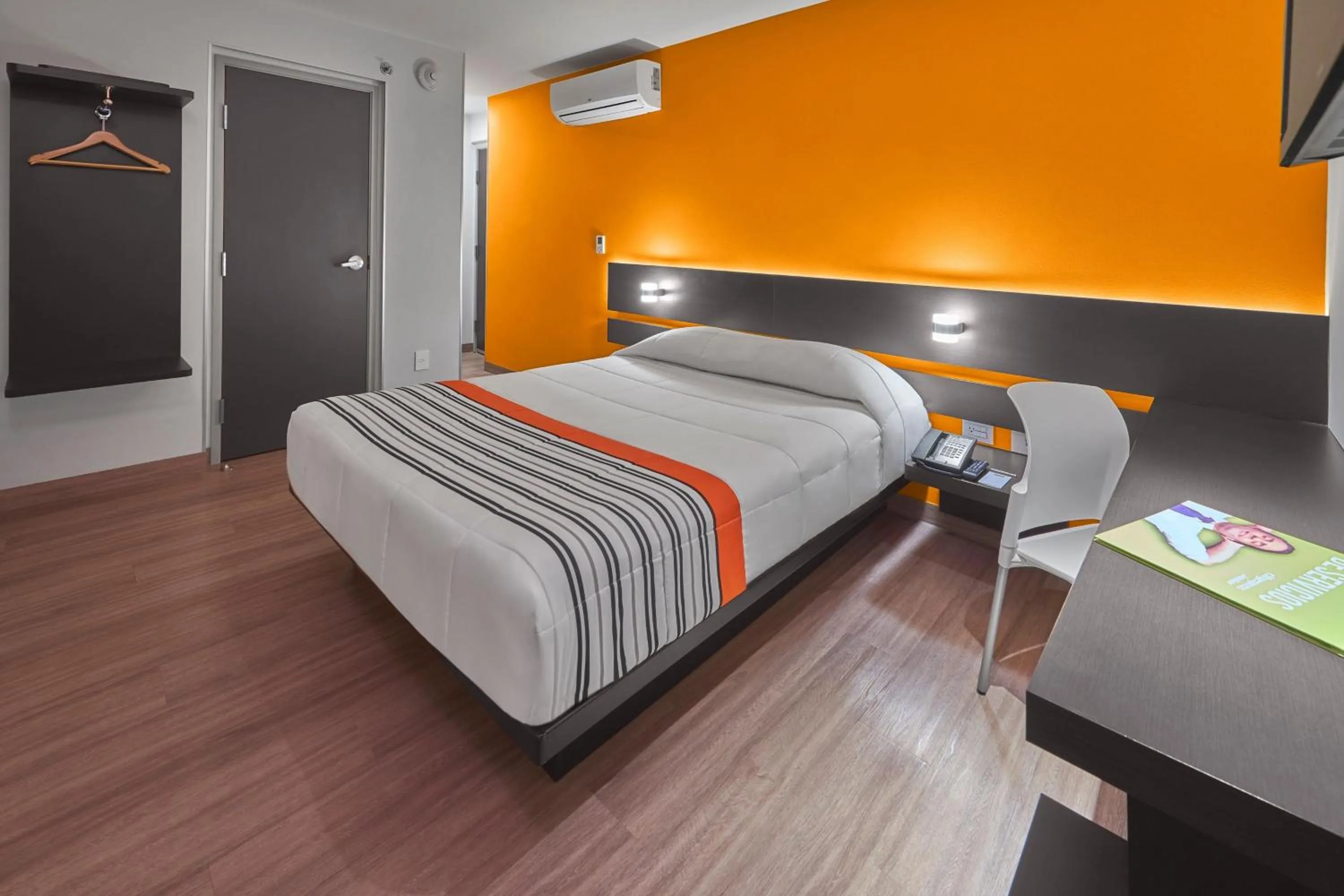 Photo of the whole room, Bed in City Express Junior by Marriott Ciudad de México Sullivan