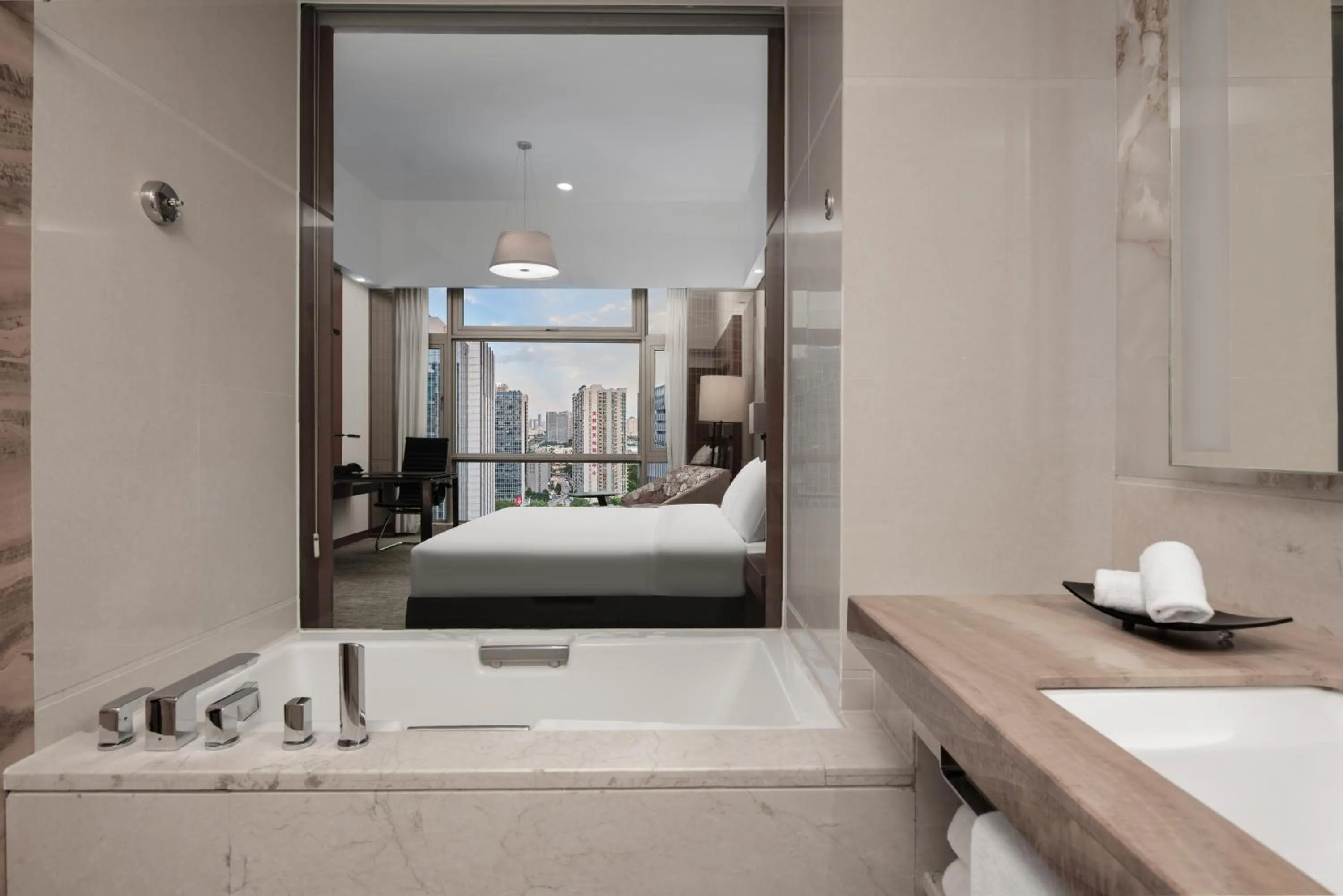 Bathroom, Bed in Vanburgh Hotel - Free shuttle bus transfer during Canton Fair