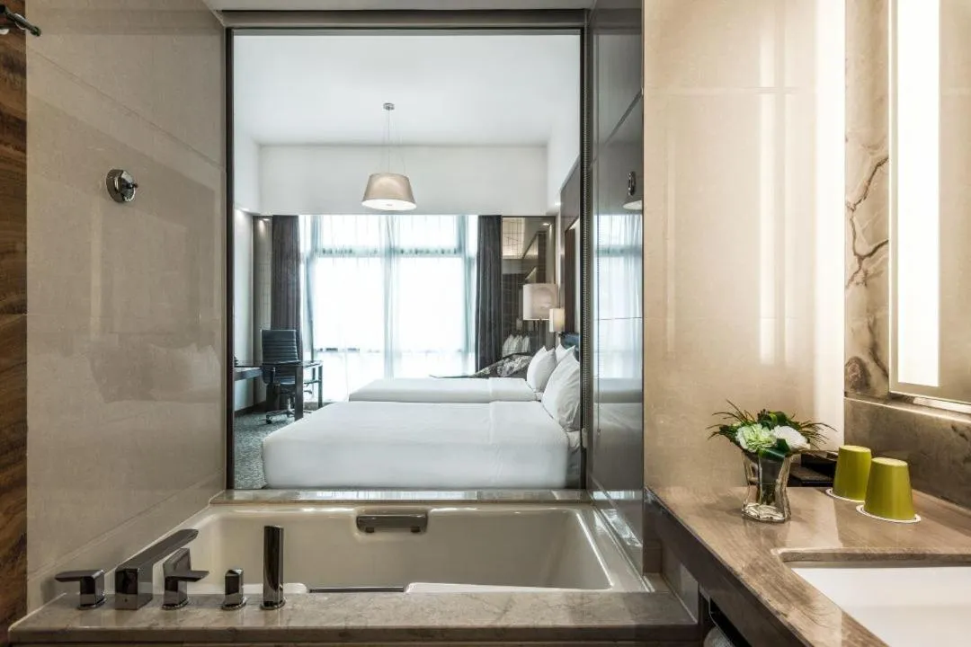 Bathroom, Bed in Vanburgh Hotel - Free shuttle bus transfer during Canton Fair
