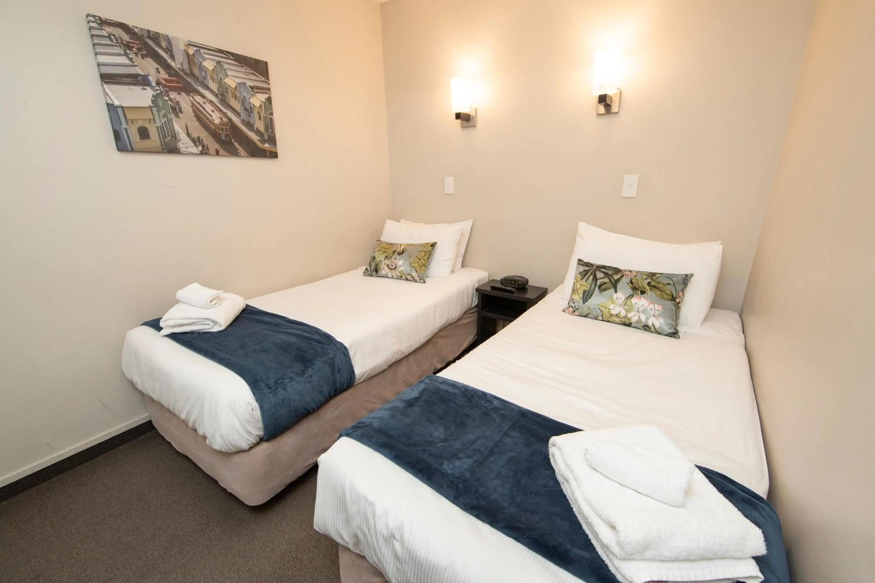 Bed in Cranford Oak Motel