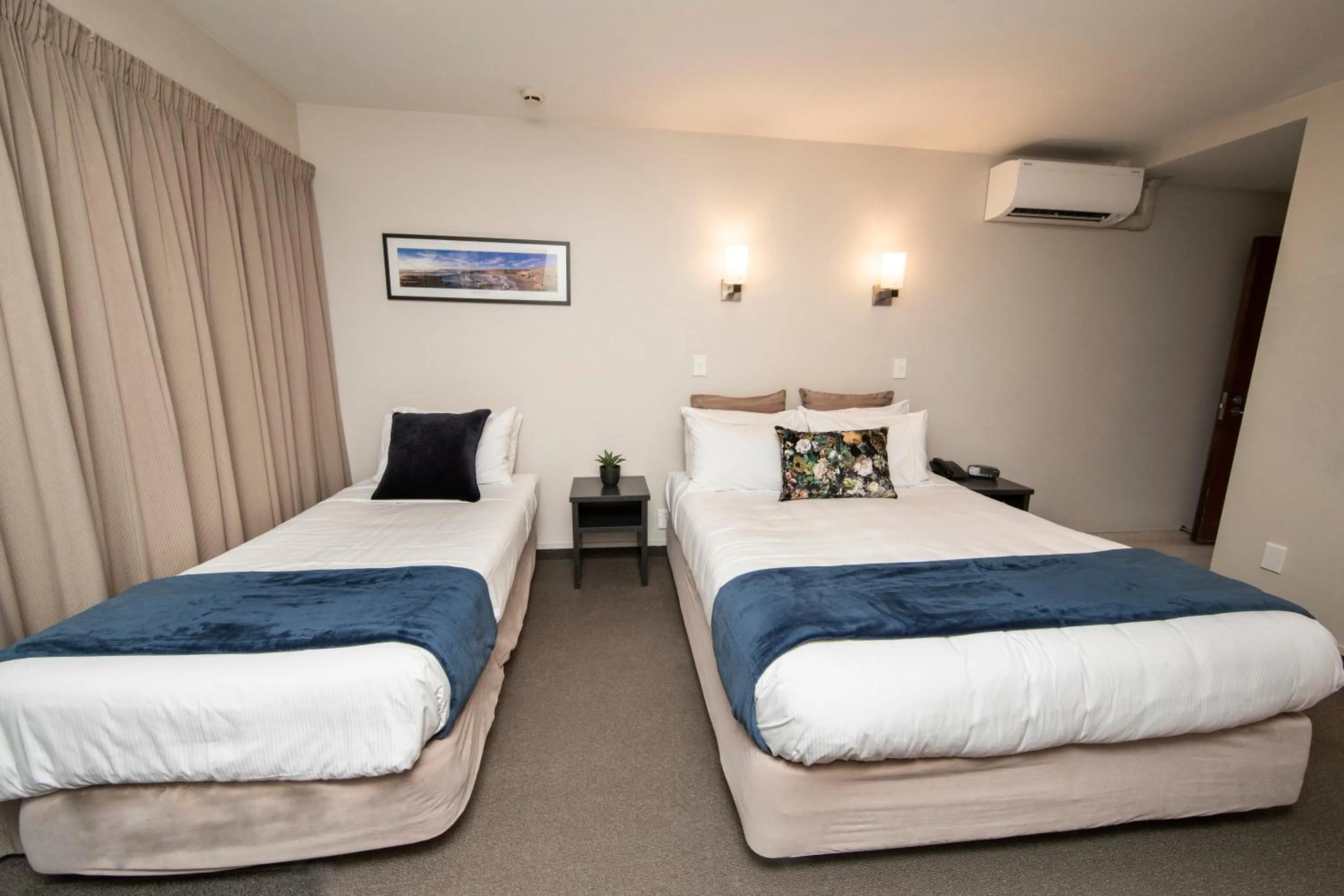 Bed in Cranford Oak Motel