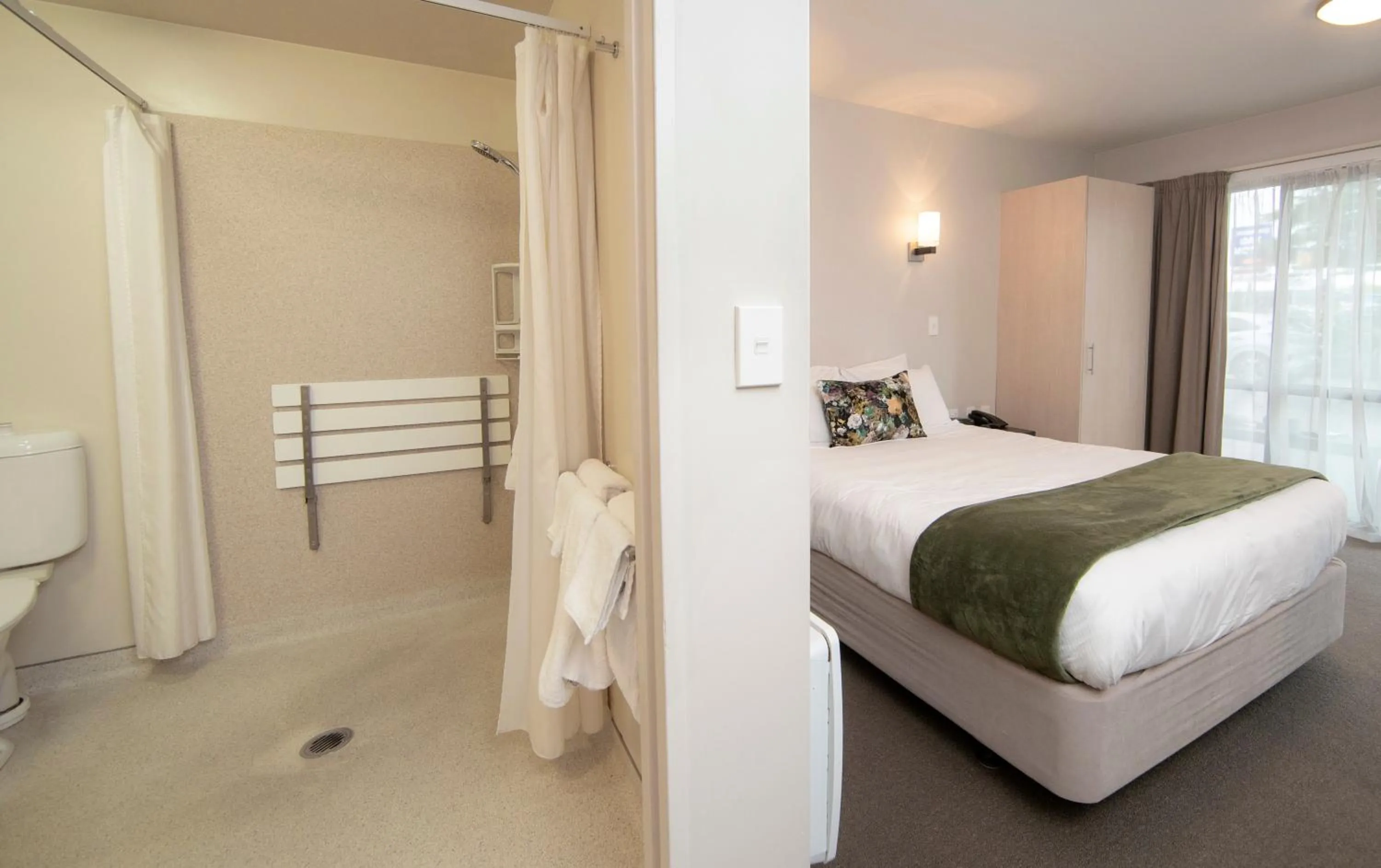 Bed in Cranford Oak Motel