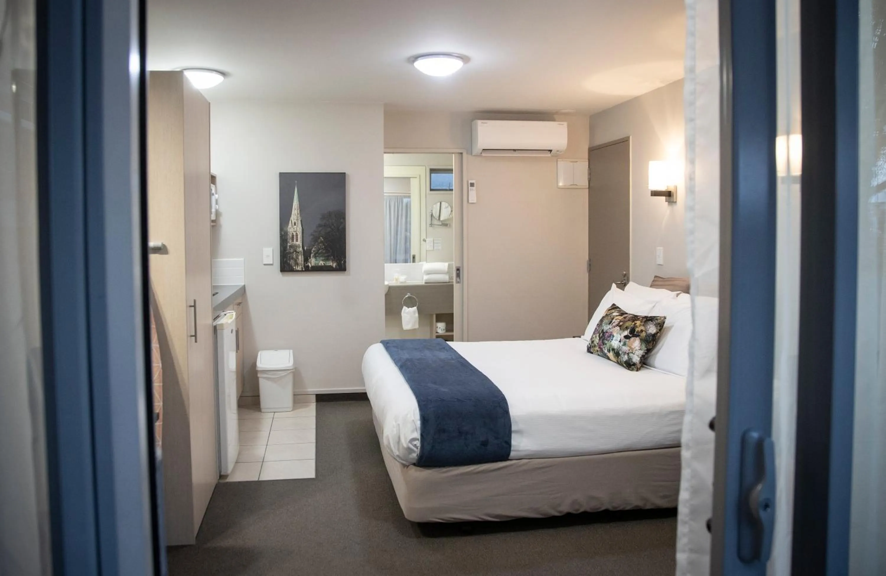 Bed in Cranford Oak Motel