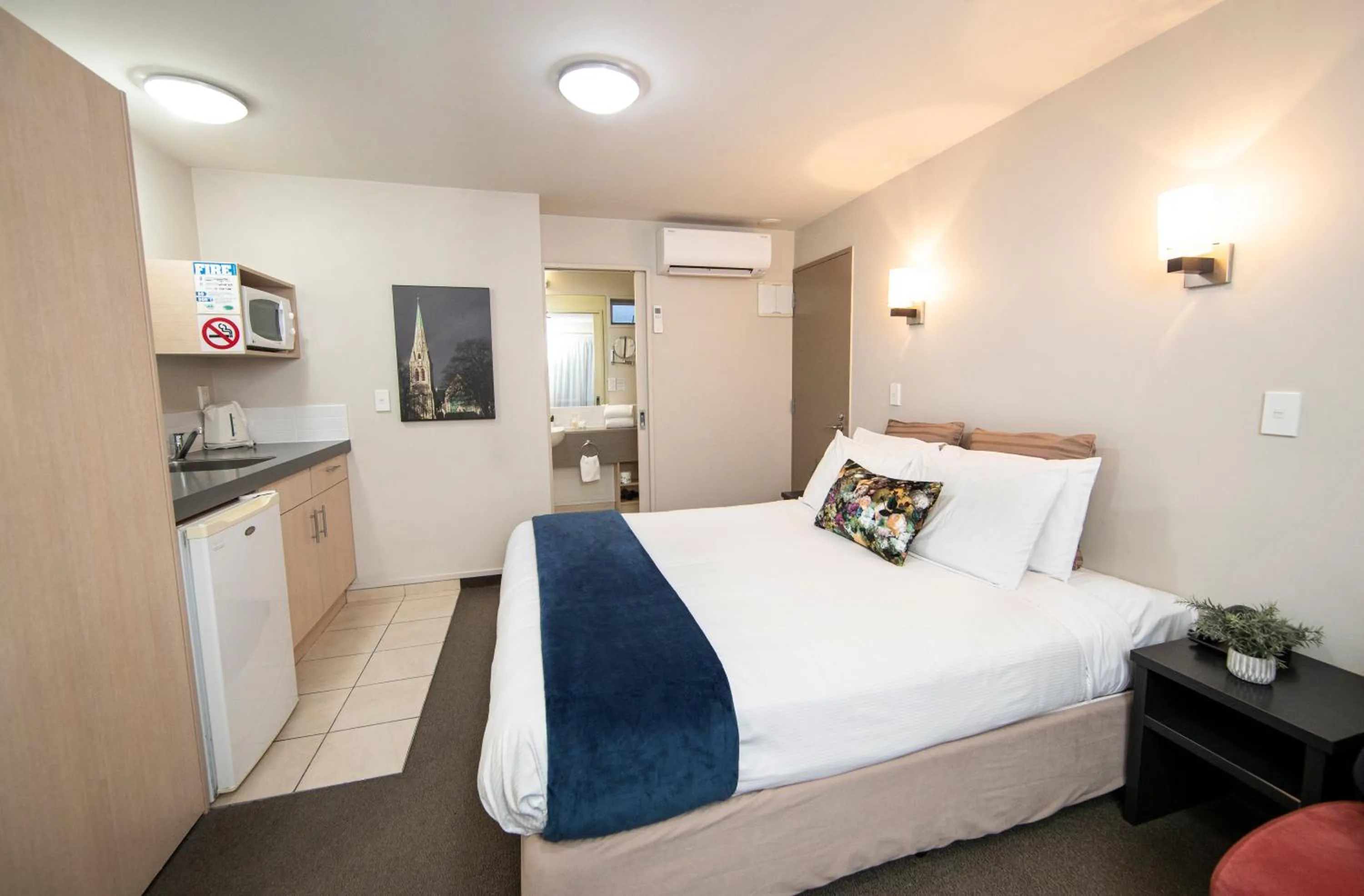 Bed in Cranford Oak Motel