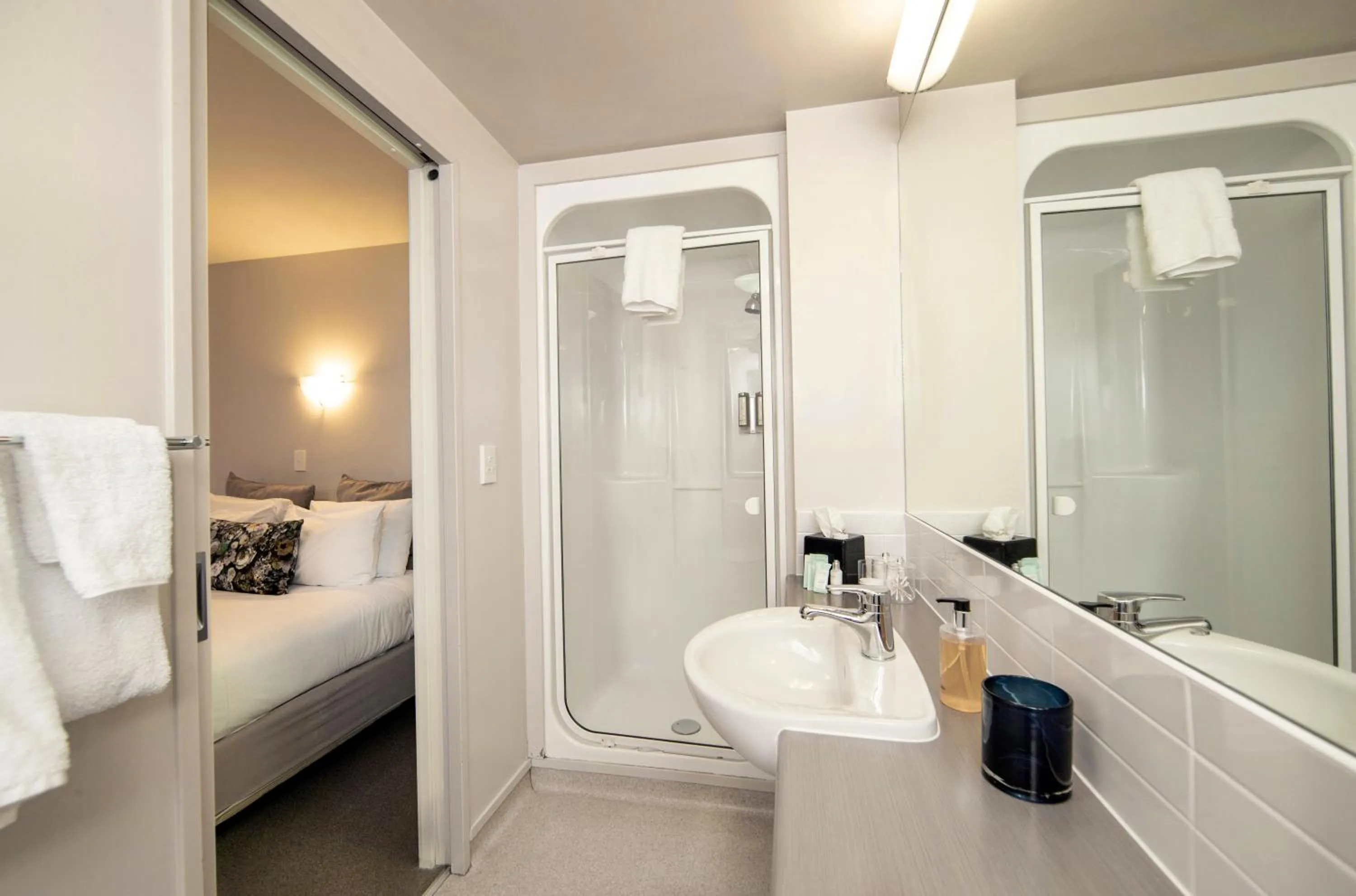 Bed in Cranford Oak Motel