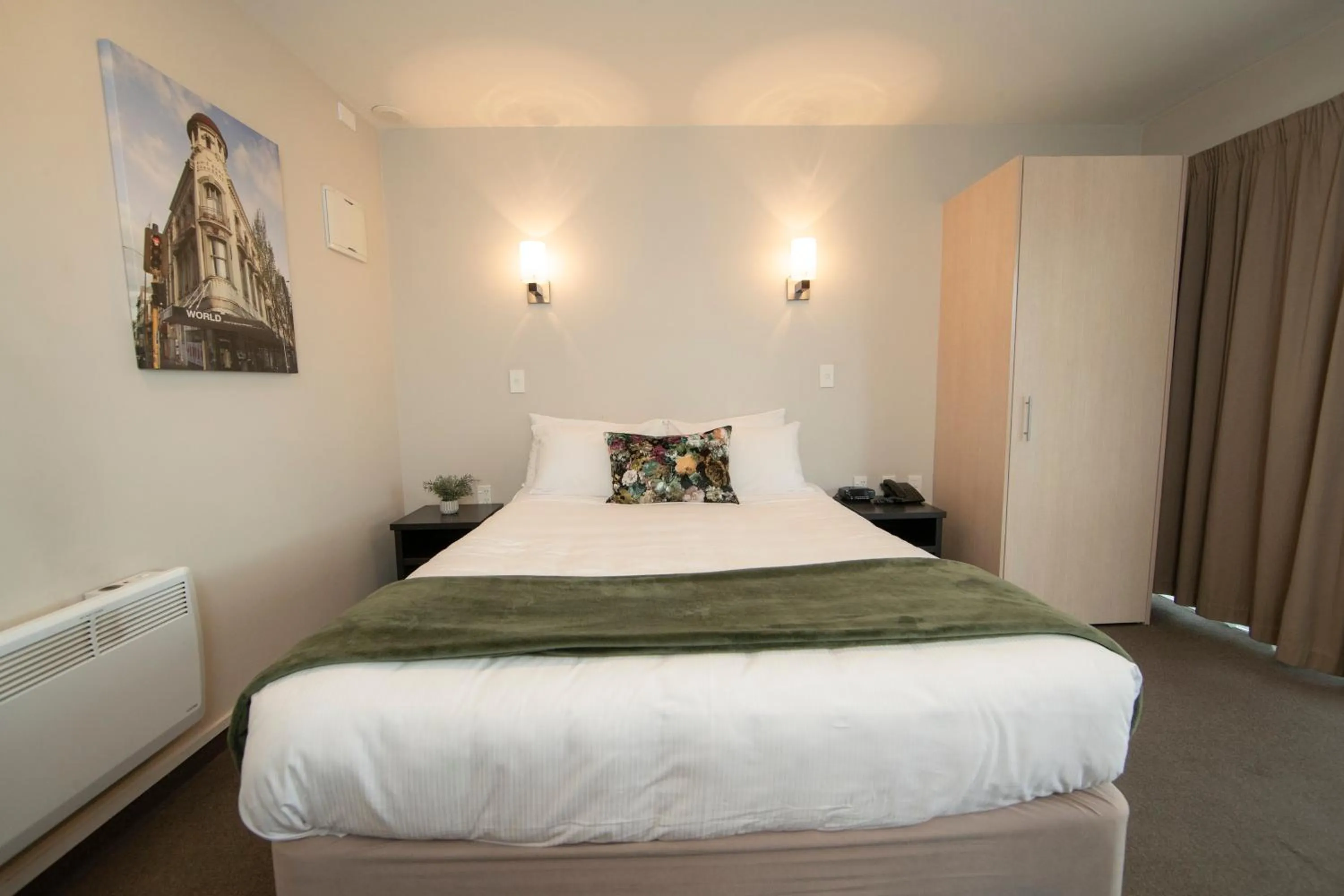 Bed in Cranford Oak Motel