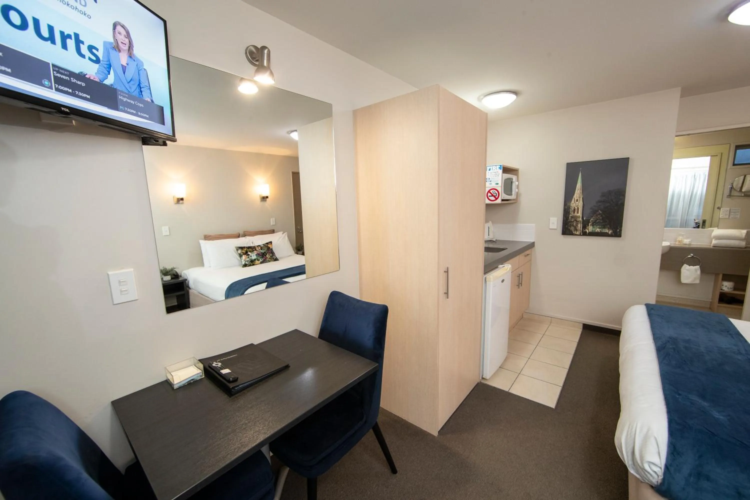 Bed in Cranford Oak Motel