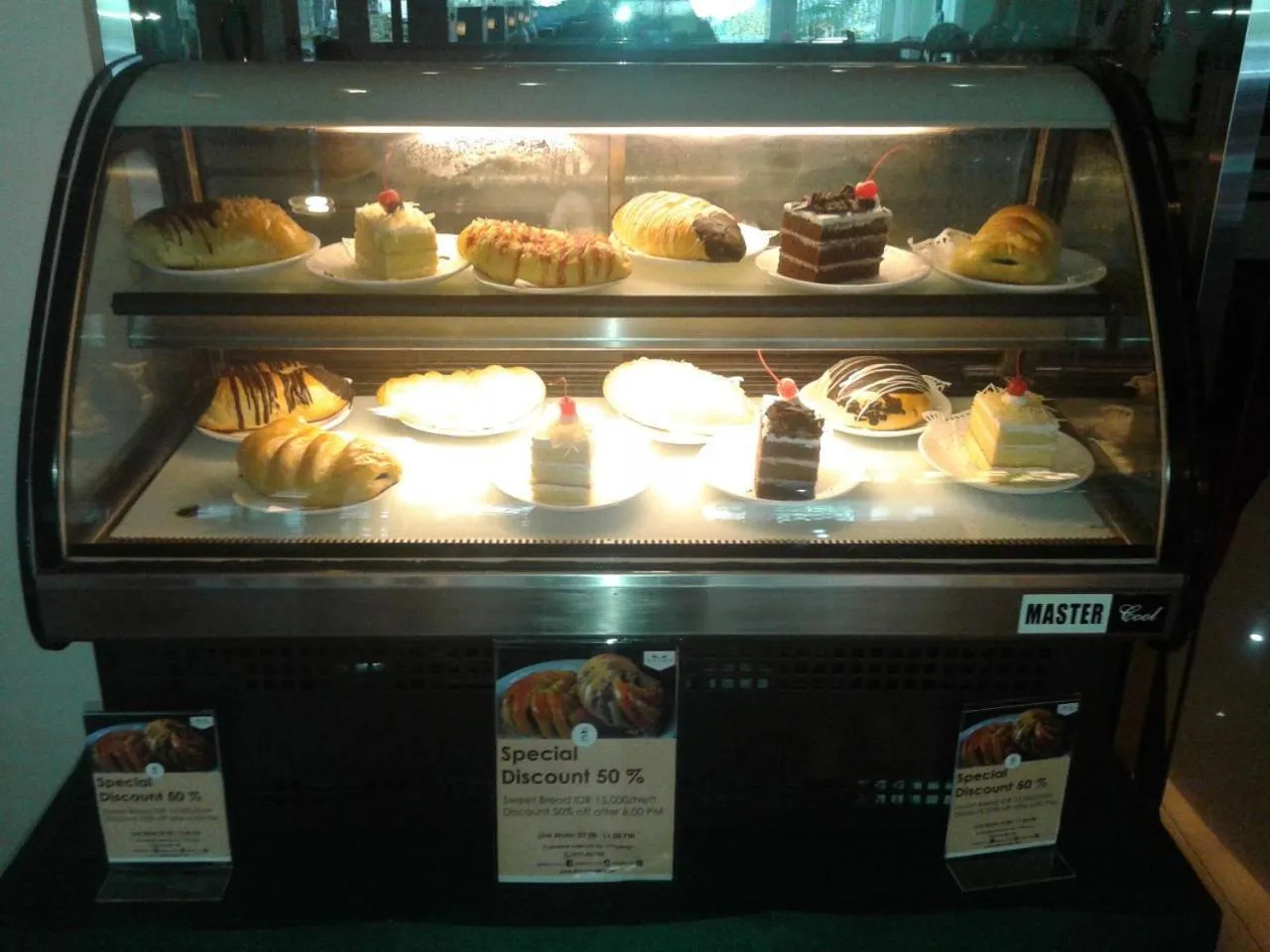 Restaurant/places to eat in Daima Hotel Padang