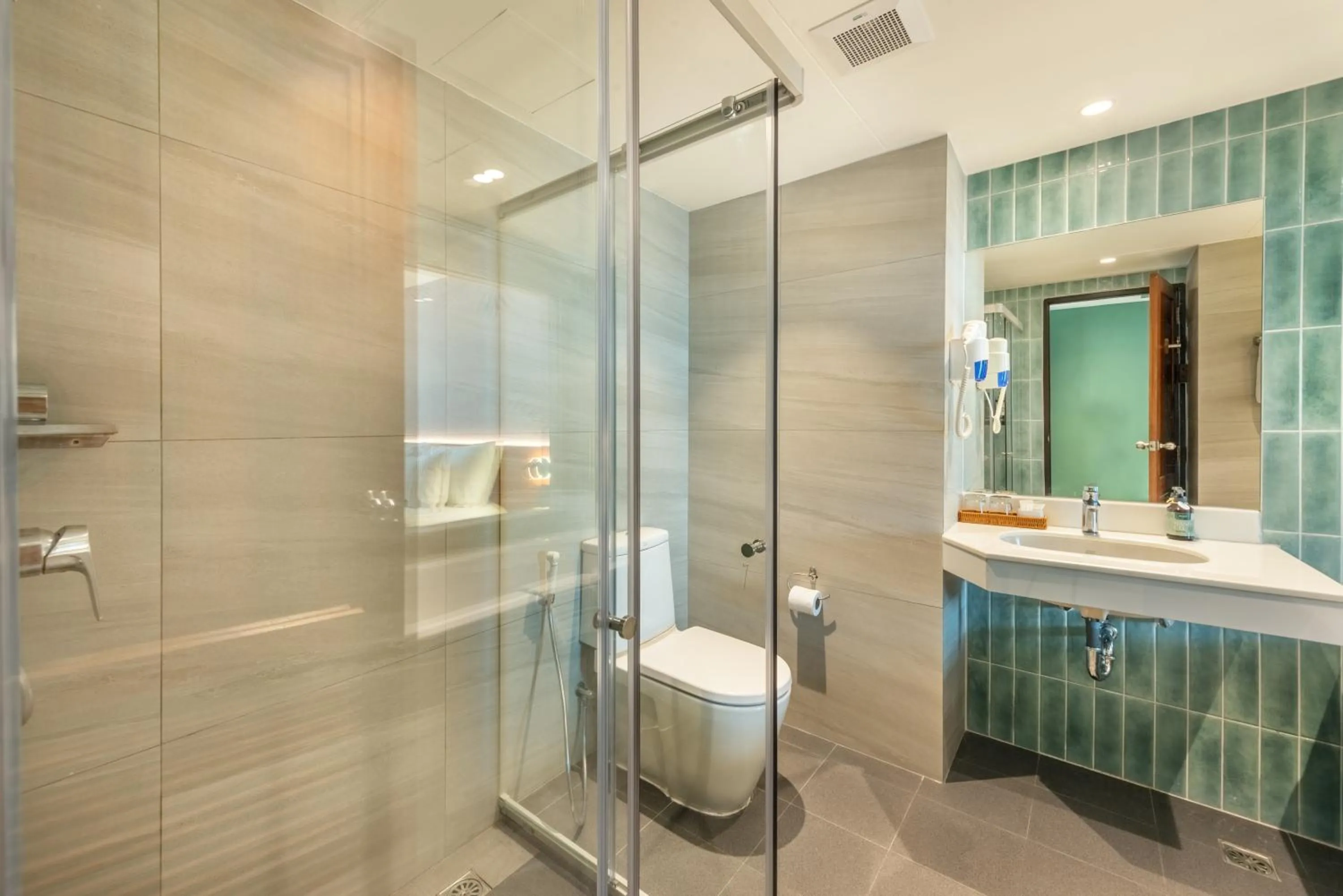 Shower in Buri Sriphu Hotel