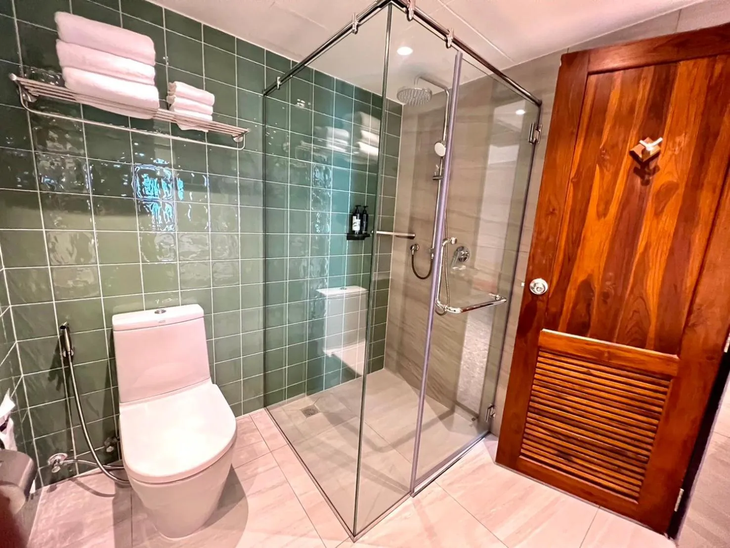 Shower in Buri Sriphu Hotel